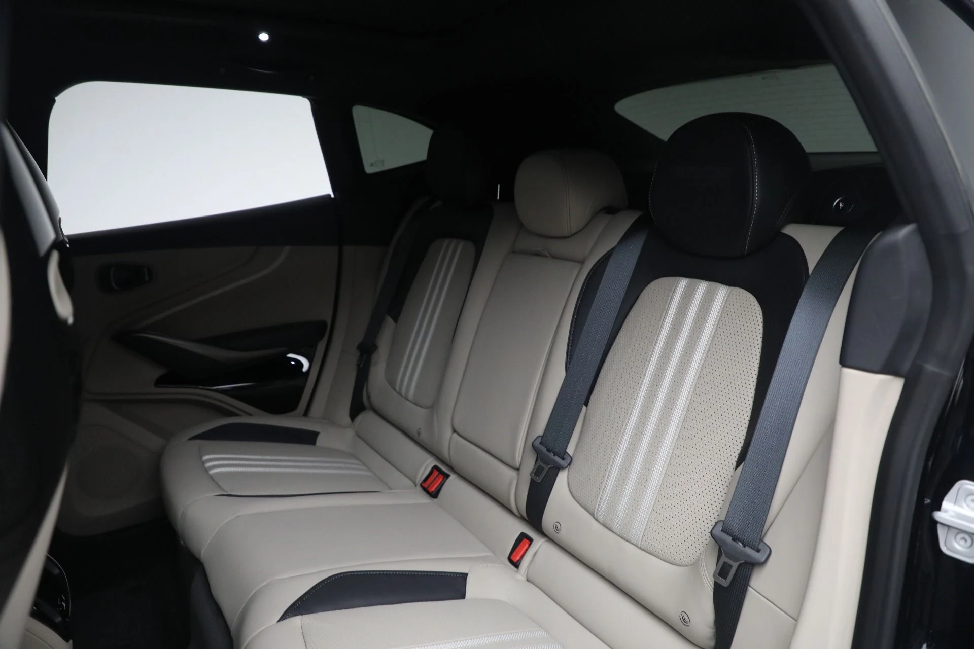 mph019_1164609512_New_2025_Aston_Martin_DBX_707_fa3c66529c