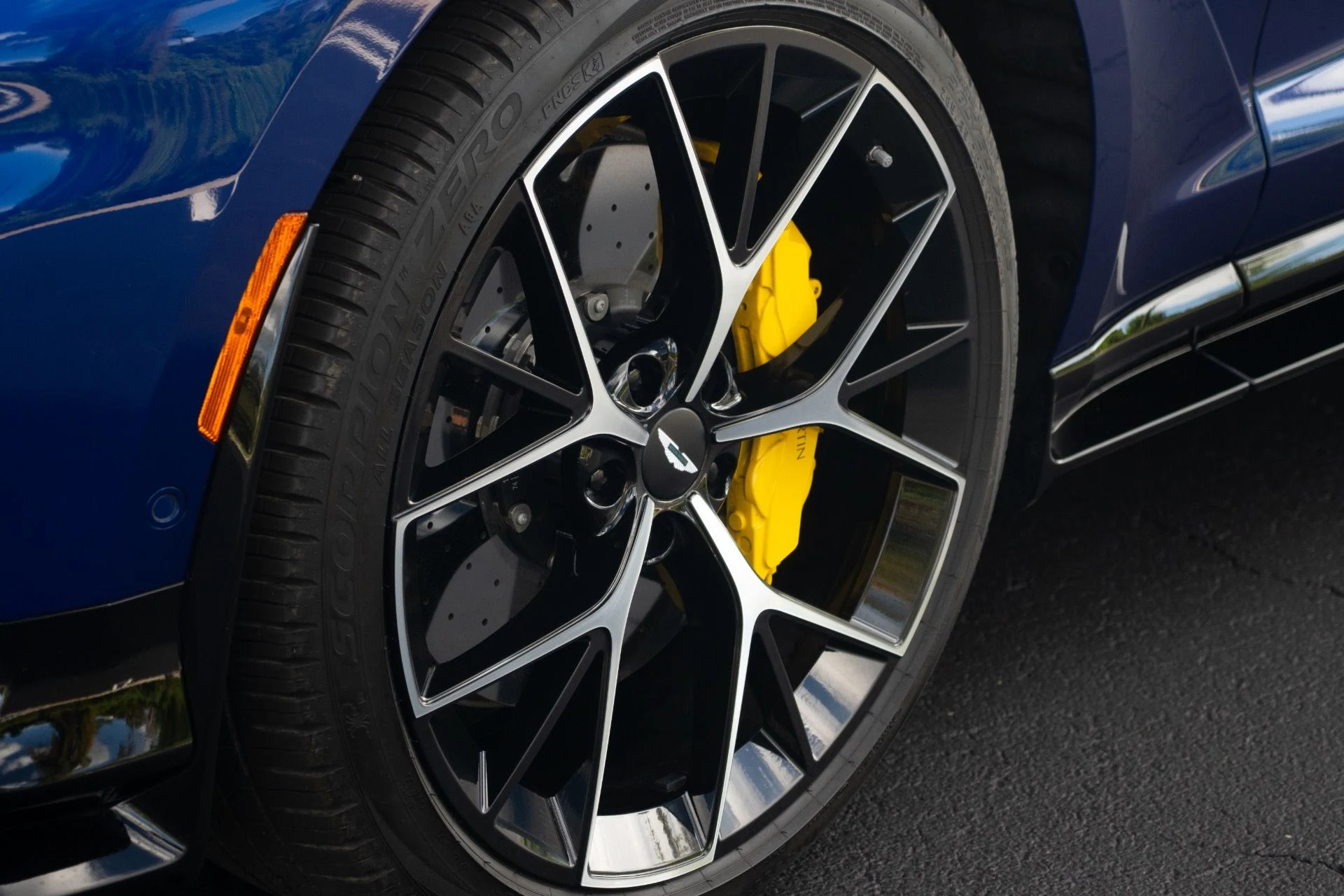 mph019_1167226460_Used_2025_Aston_Martin_DBX_707_1764700714_0565bb5f1f