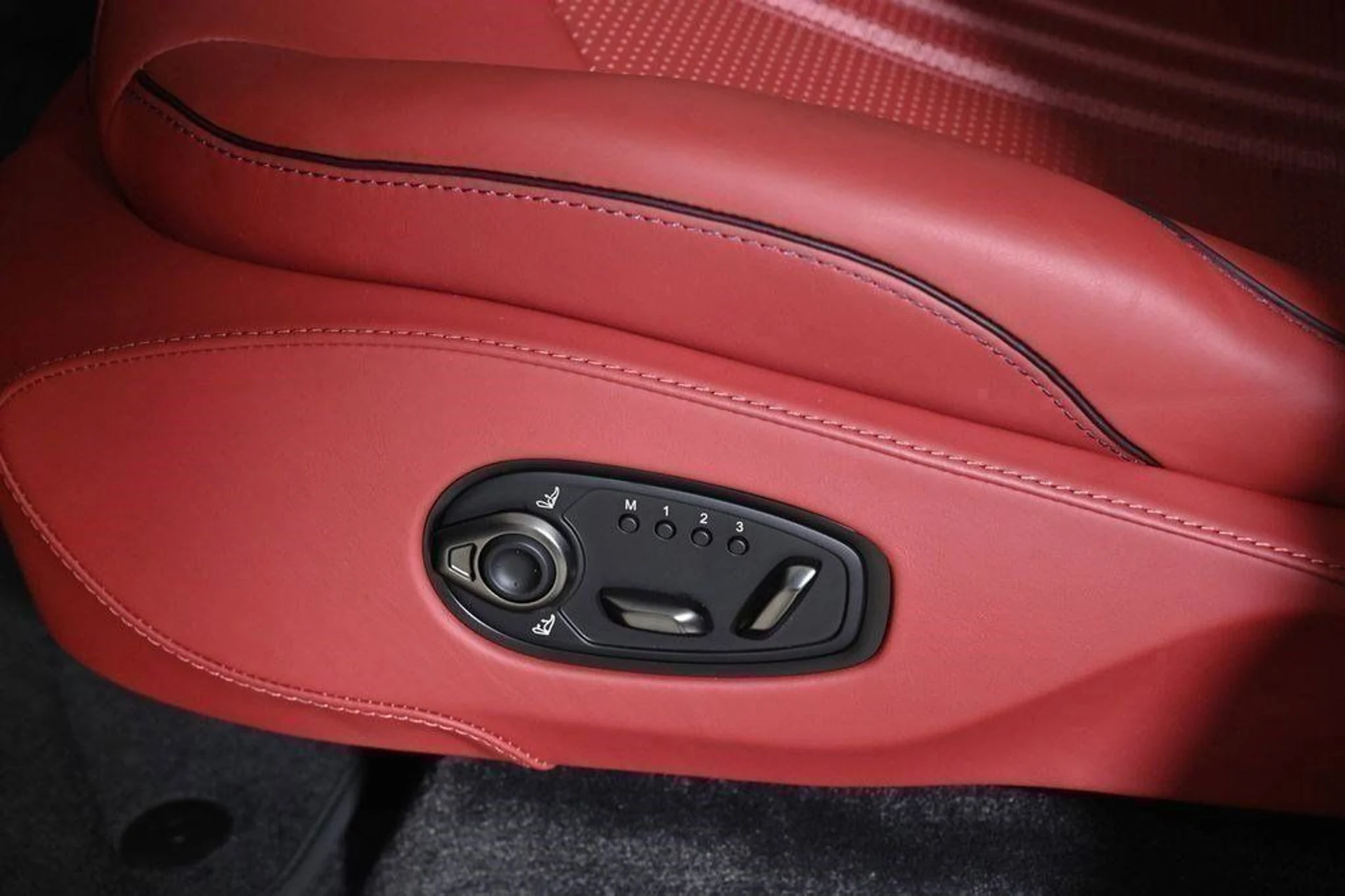 mph019_1177937439_new_2025_aston_martin_dbx_707awd_11350_22854625_19_1024_7593823a4f