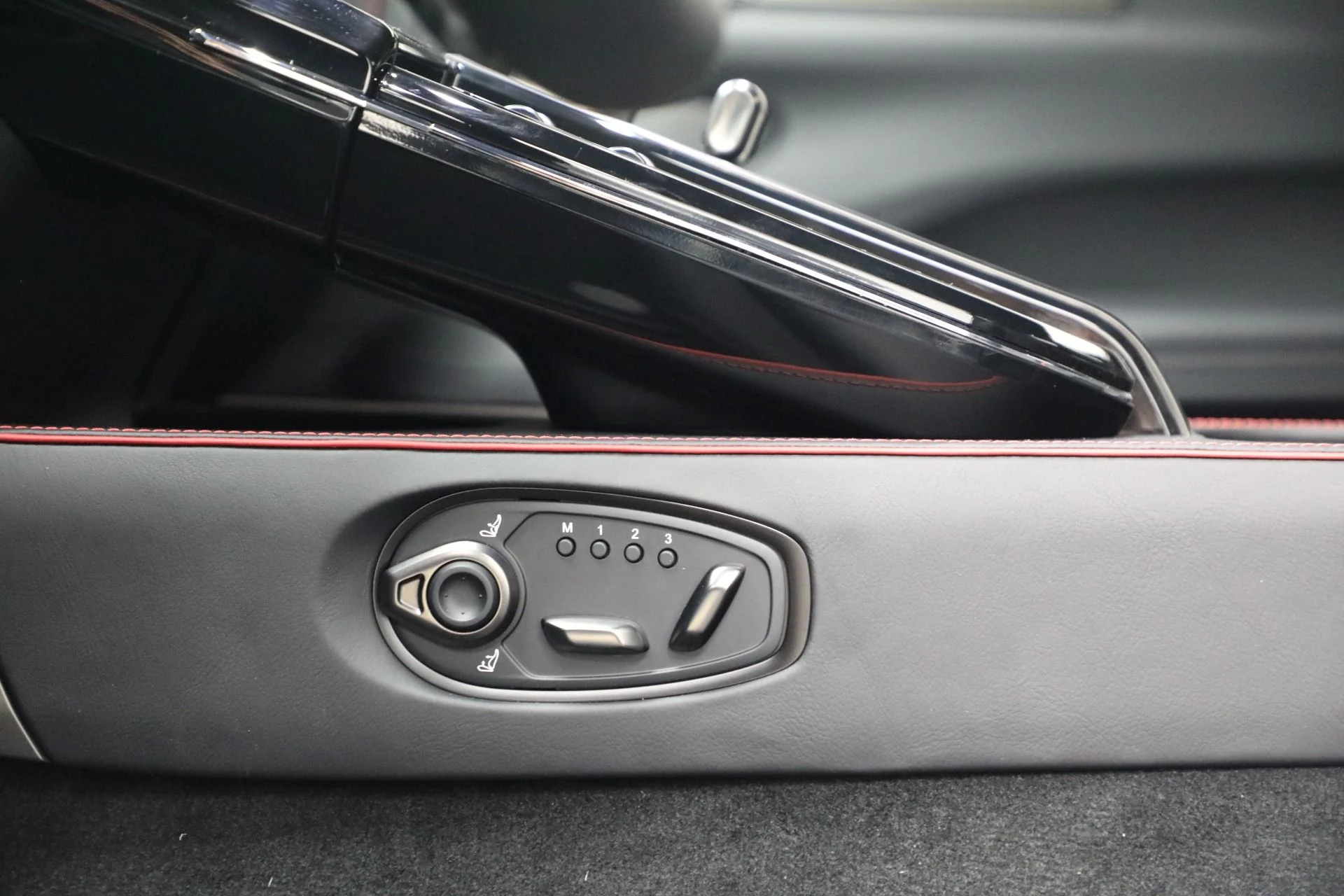 mph019_1199987456_New_2025_Aston_Martin_Vantage_76dbf80606