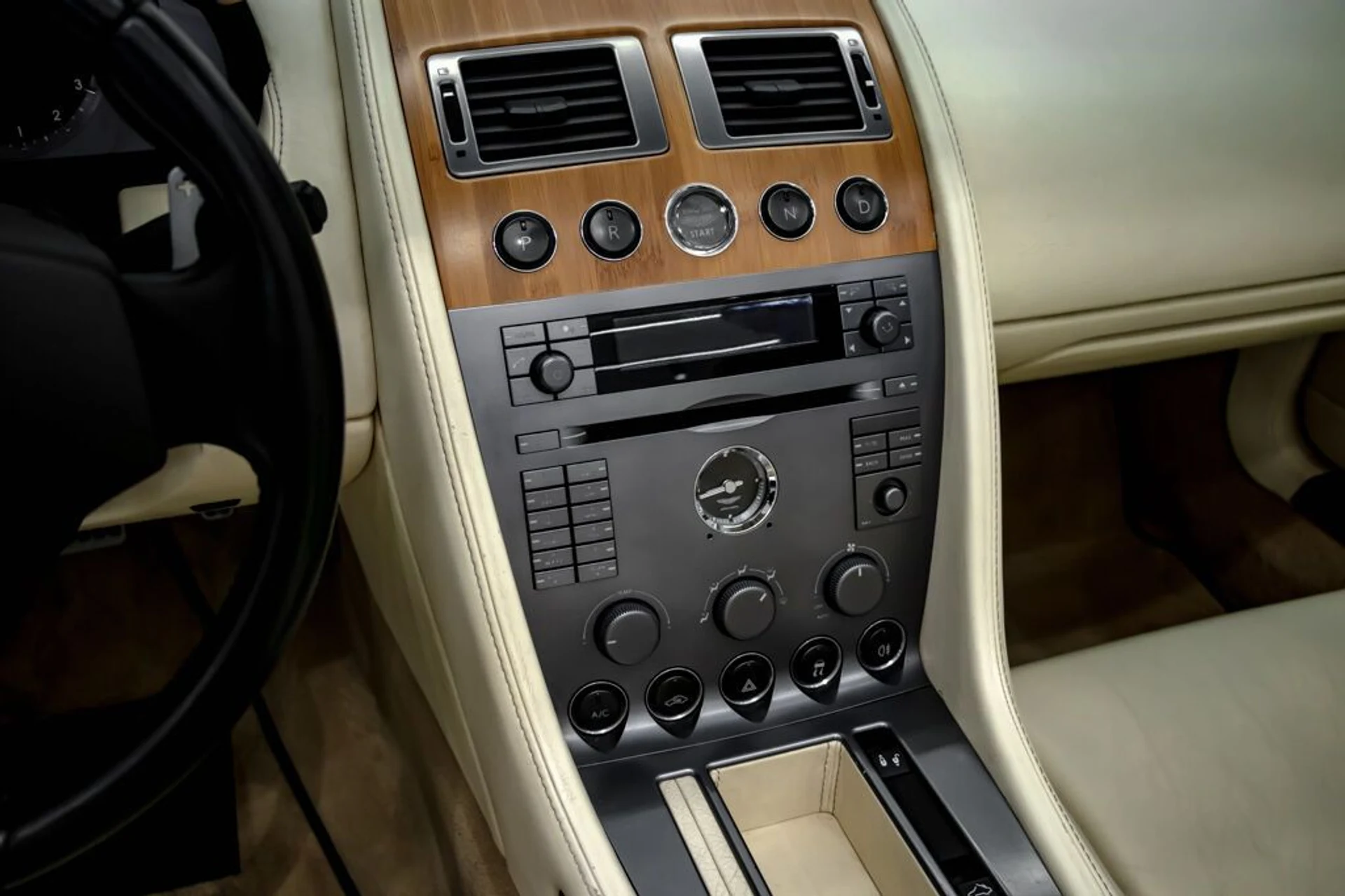 mph019_1201535755_aston_martin_db9_2005_jpg_v_1754355020_90786784fe