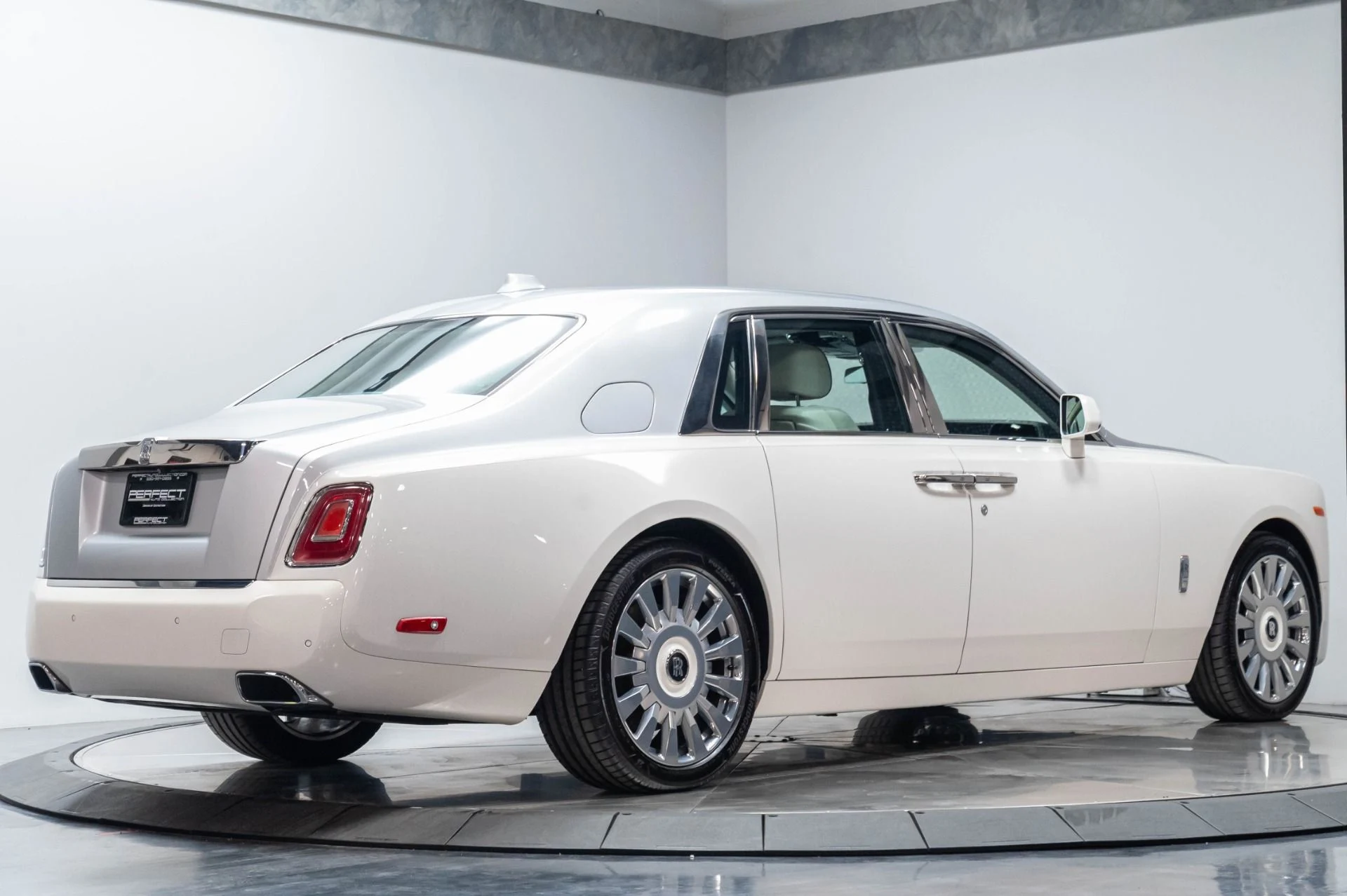 mph019_1202106031_Used_2019_Rolls_Royce_Phantom_1784063951_83f7c63255