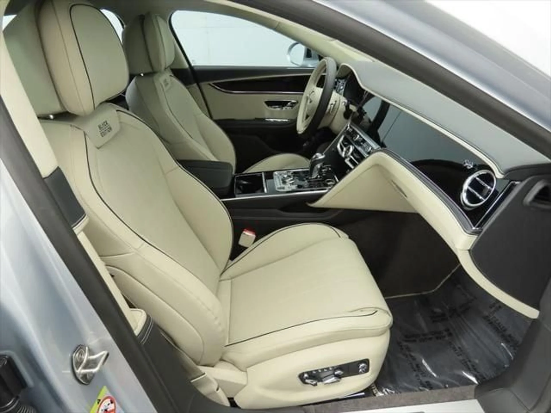 mph019_121596395_used_2025_bentley_flying_spur_blackeditionsedan_8119_23021249_20_640_6aaaa91bf5