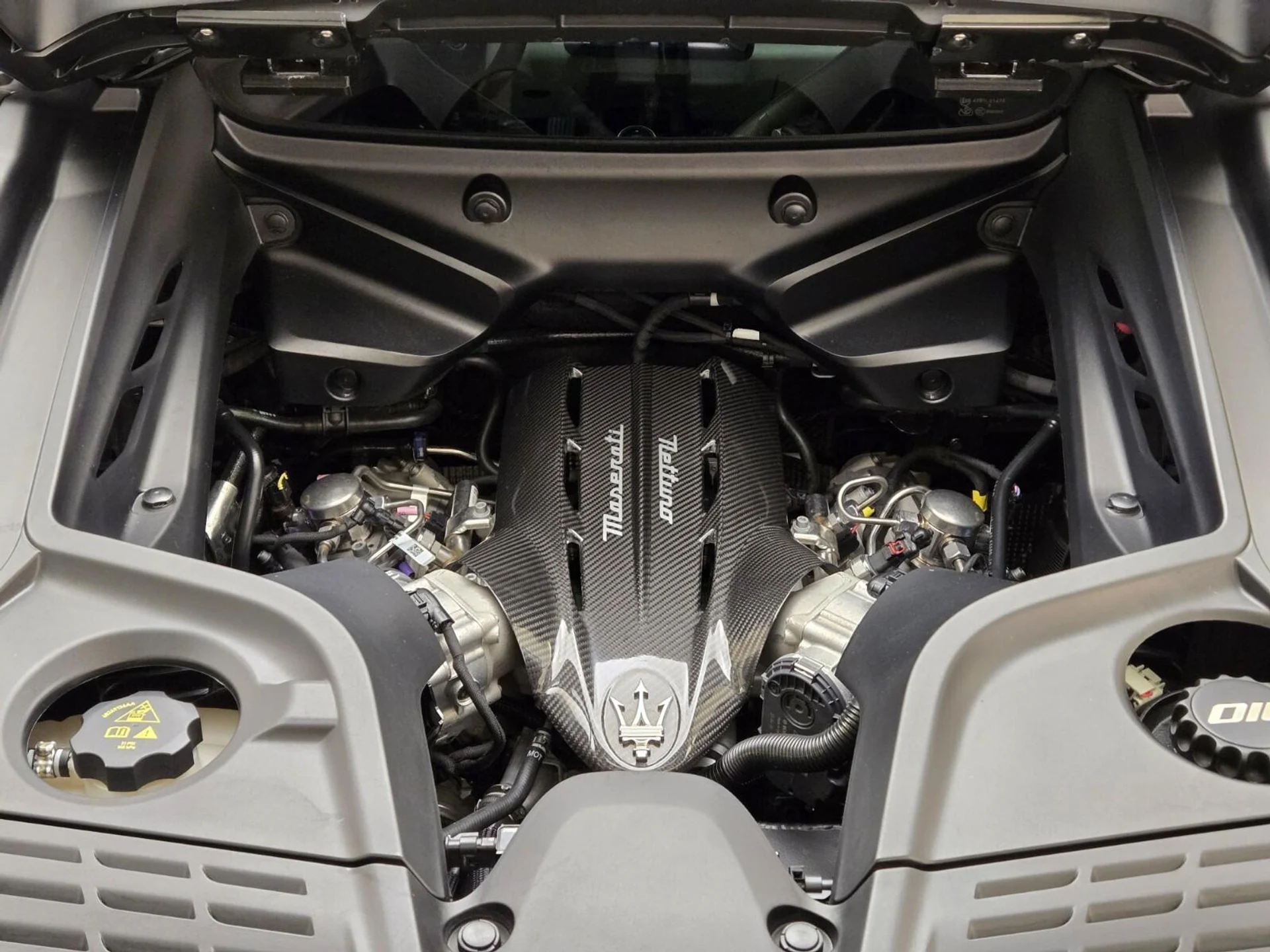 mph019_1223964150_Used_2023_Maserati_MC_20_1762849614_108cf2af62