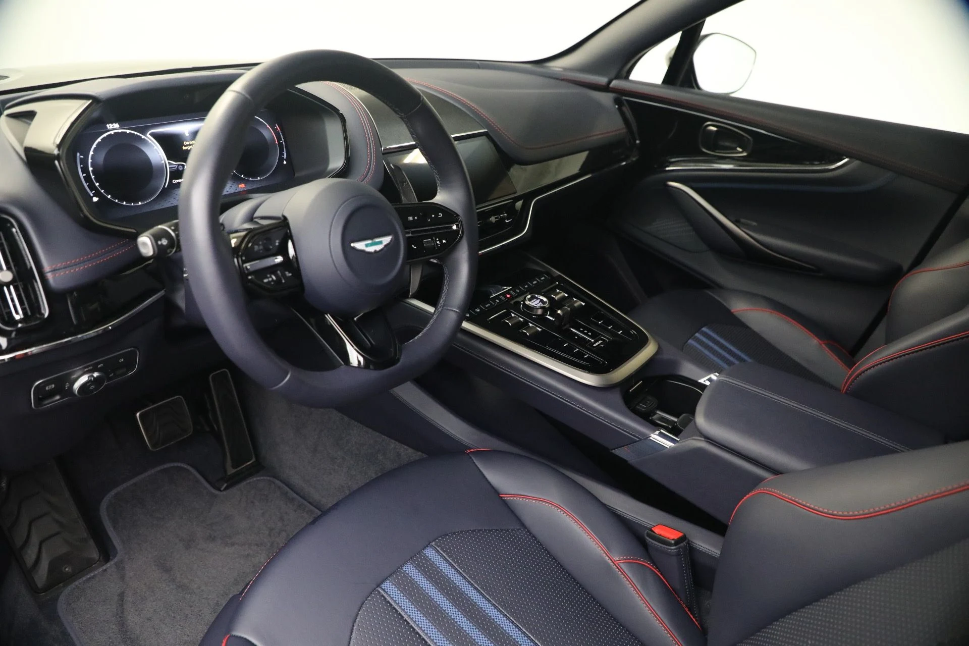 mph019_1229491640_Used_2025_Aston_Martin_DBX_707_1790965010_aa075650db