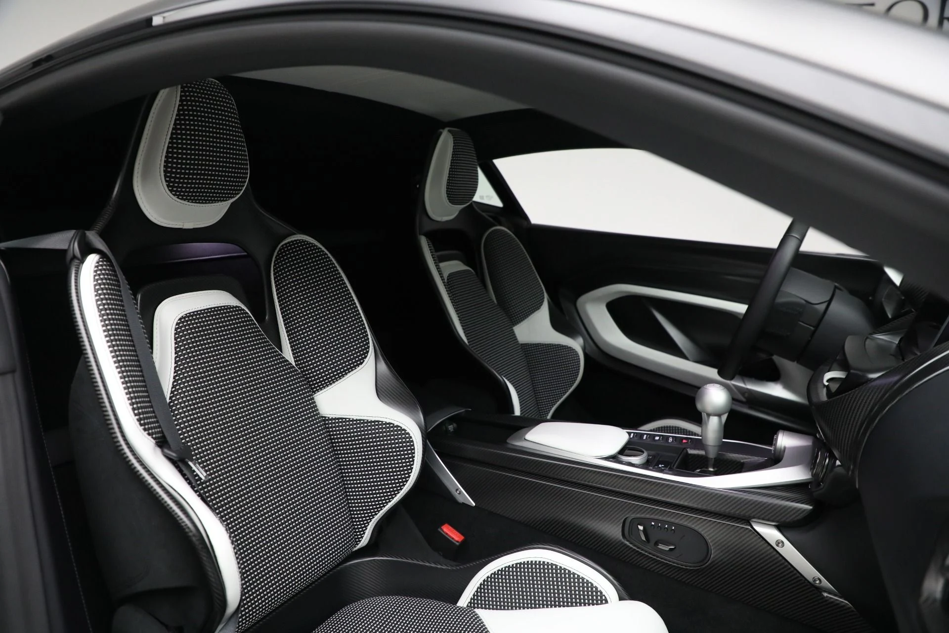 mph019_123440773_New_2024_Aston_Martin_Valour_e0b63e7bd7