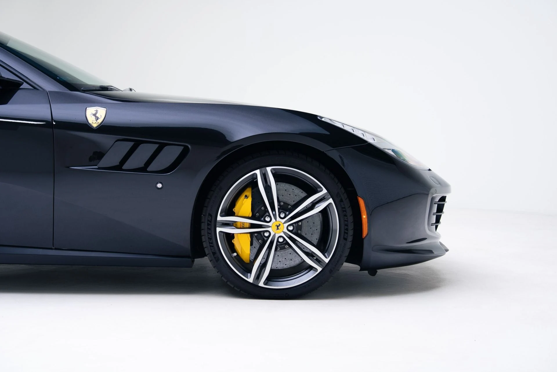 mph019_1254312933_Used_2018_Ferrari_GTC_4_Lusso_1768413919_112a0188f9