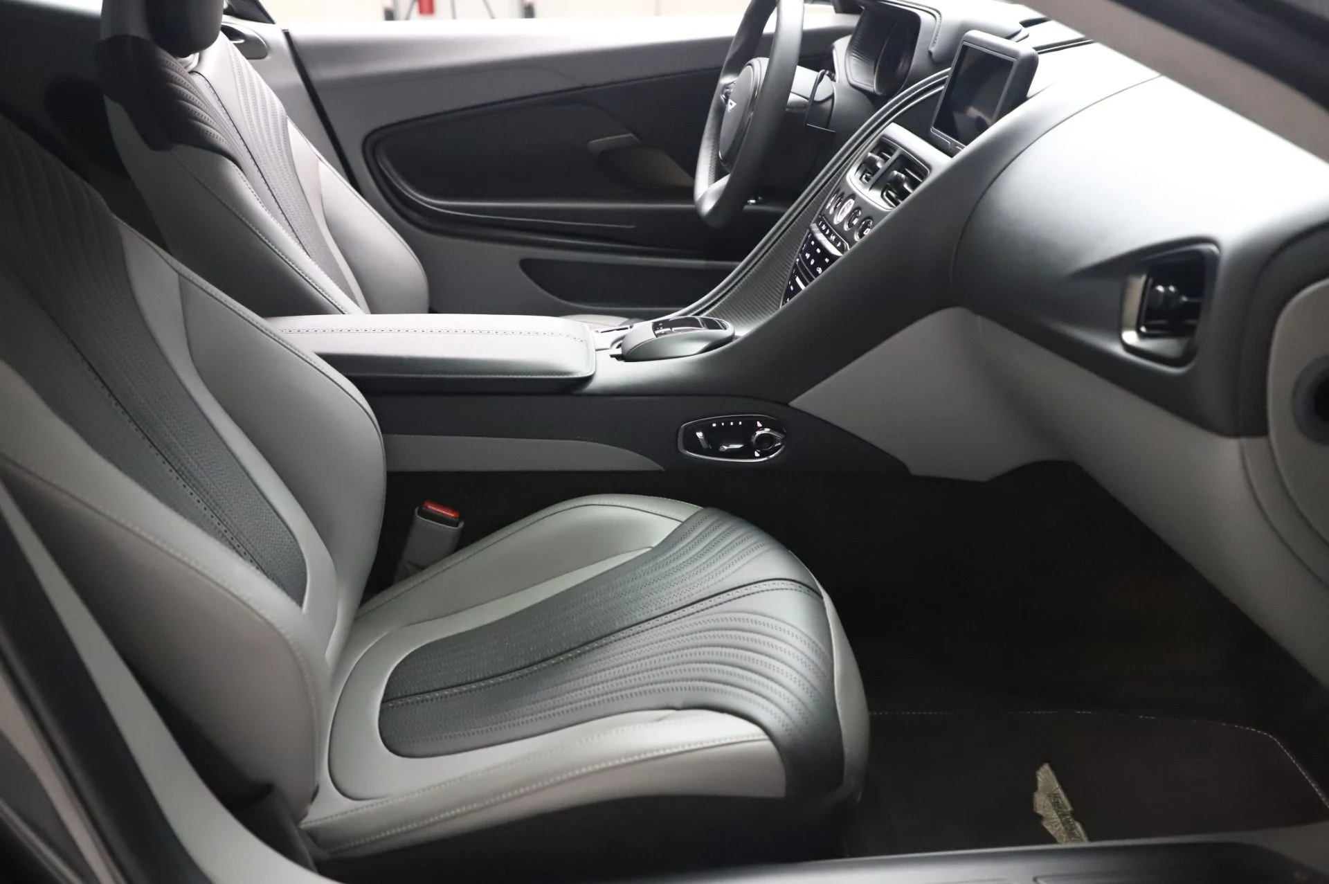 mph019_1255624253_Used_2019_Aston_Martin_DB_11_V8_1595364073_c9c104a461