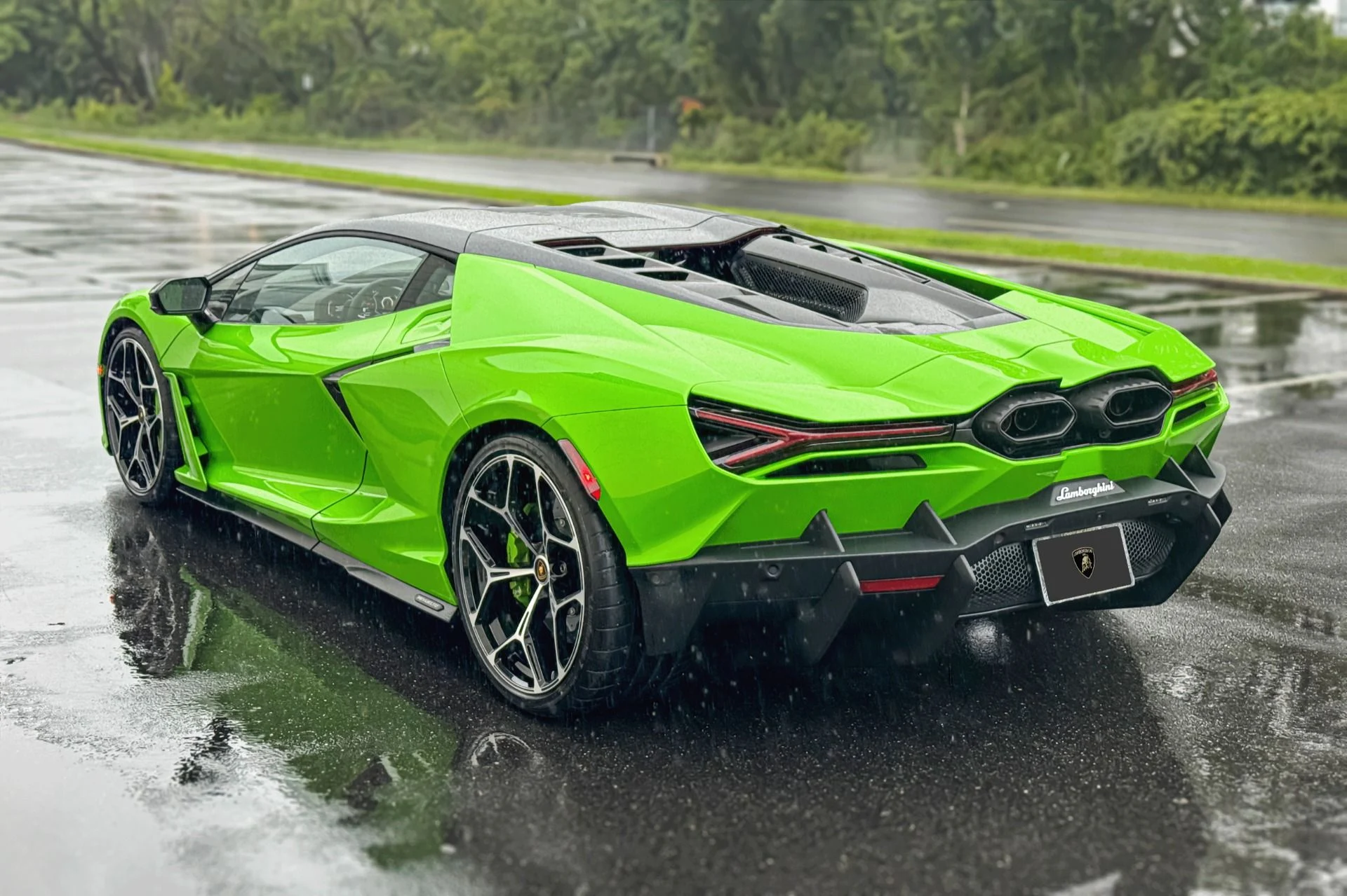 mph019_1276755883_Used_2025_Lamborghini_Revuelto_1755790953_ecb45e9742