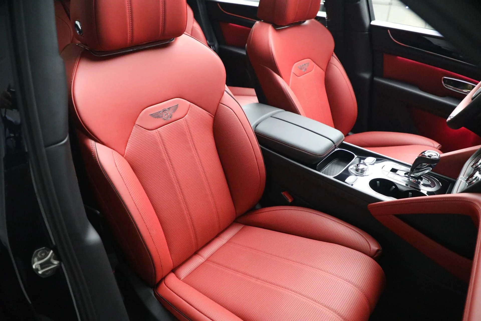 mph019_128298572_Used_2022_Bentley_Bentayga_V8_1772749614_5dd8c70661