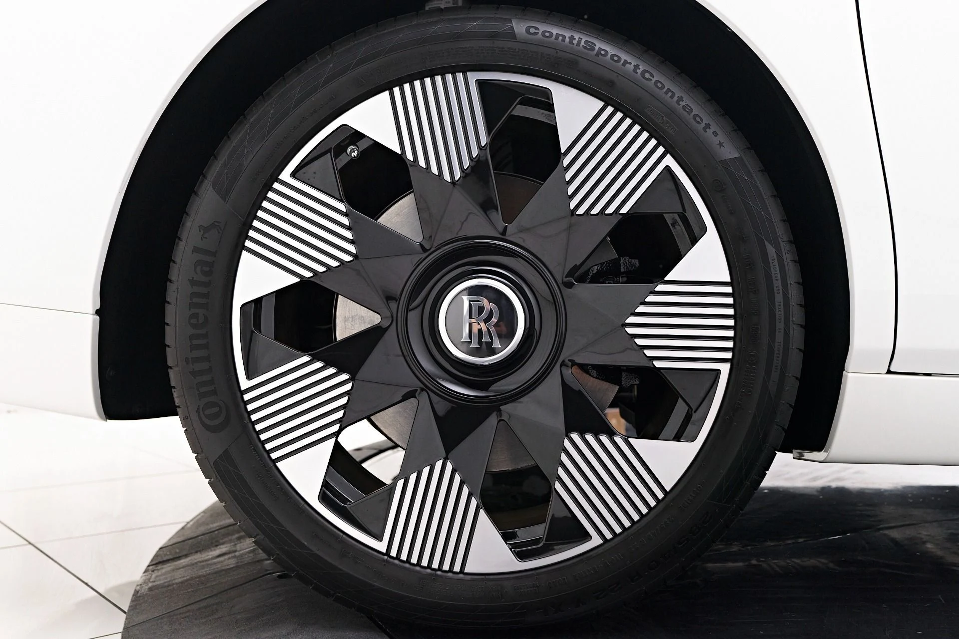 mph019_1296320619_Used_2025_Rolls_Royce_Phantom_Base_1758394105_28fcf26f5a