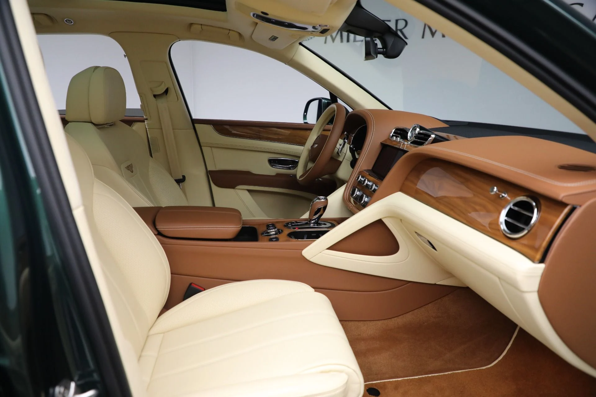 mph019_1306901196_Used_2023_Bentley_Bentayga_V8_cee7a00068
