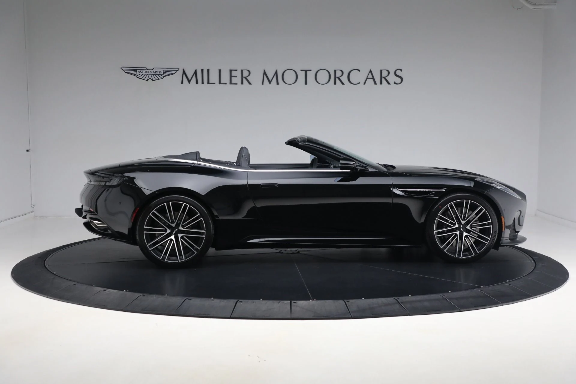 mph019_1308210521_New_2025_Aston_Martin_DB_12_Volante_74cc777cfe