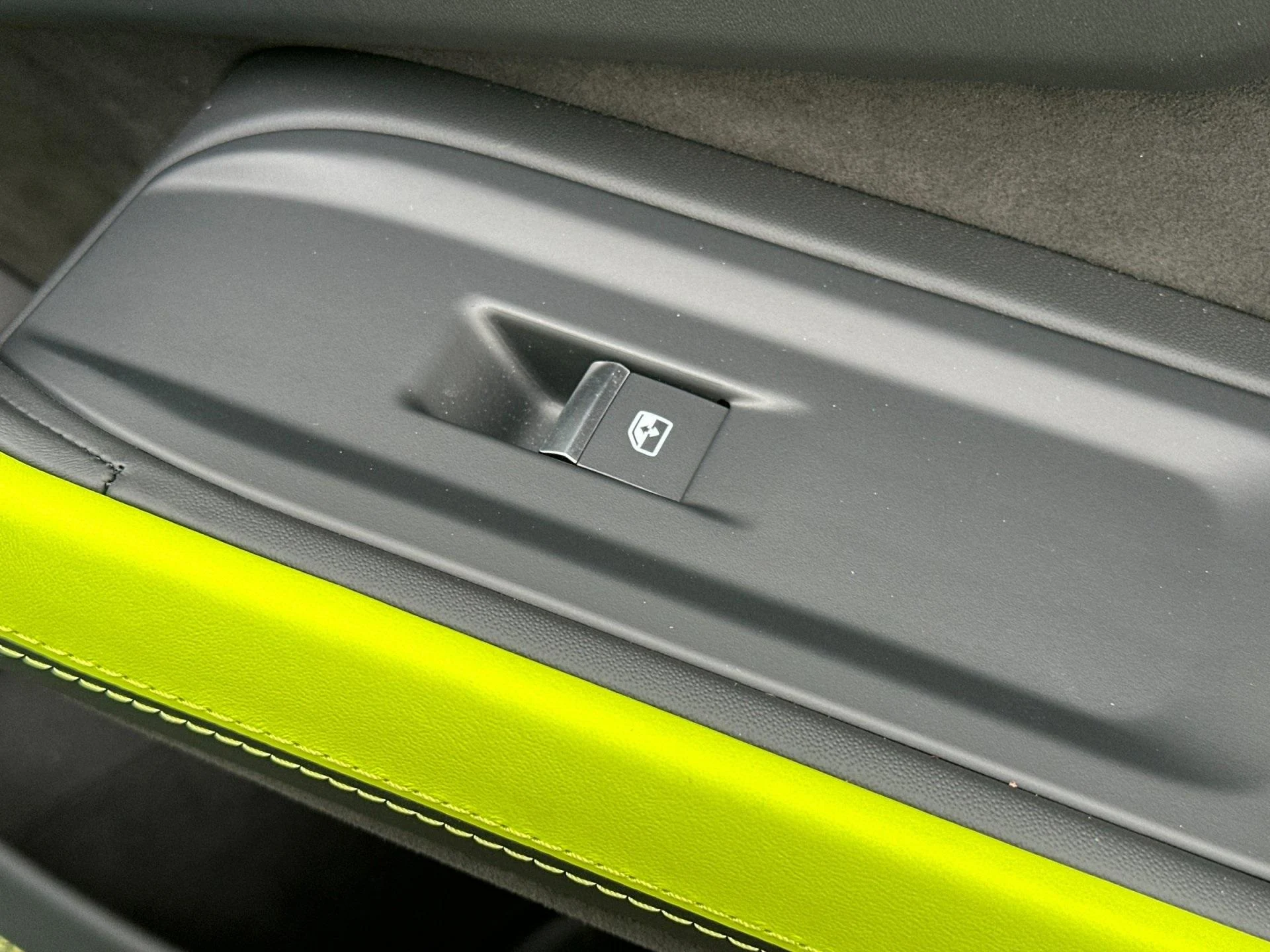 mph019_1334805445_New_2025_Lamborghini_Urus_SE_1762960328_617890b2c9