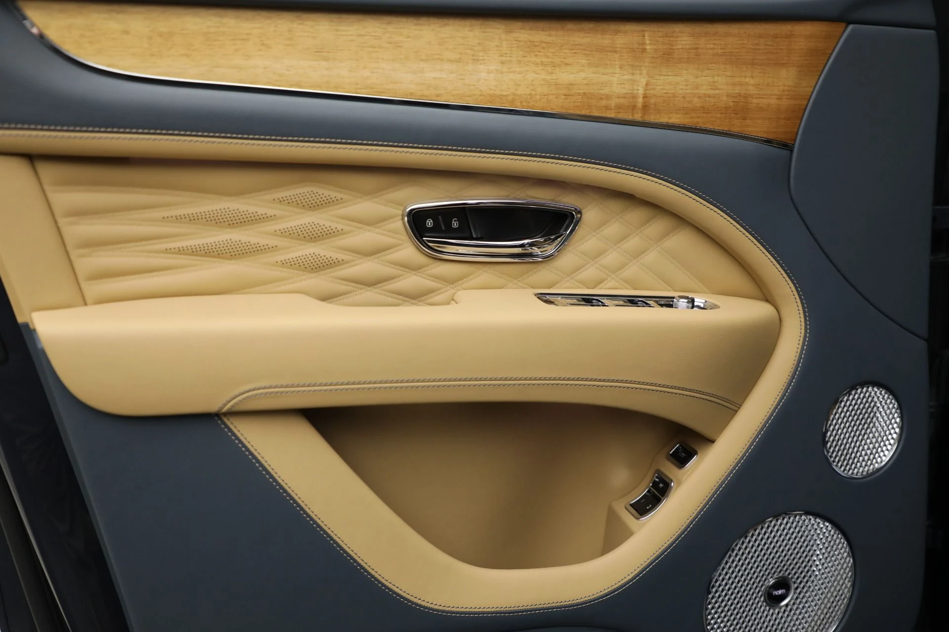 mph019_1342094872_New_2025_Bentley_Bentayga_EWB_Azure_V8_48b2df3b22