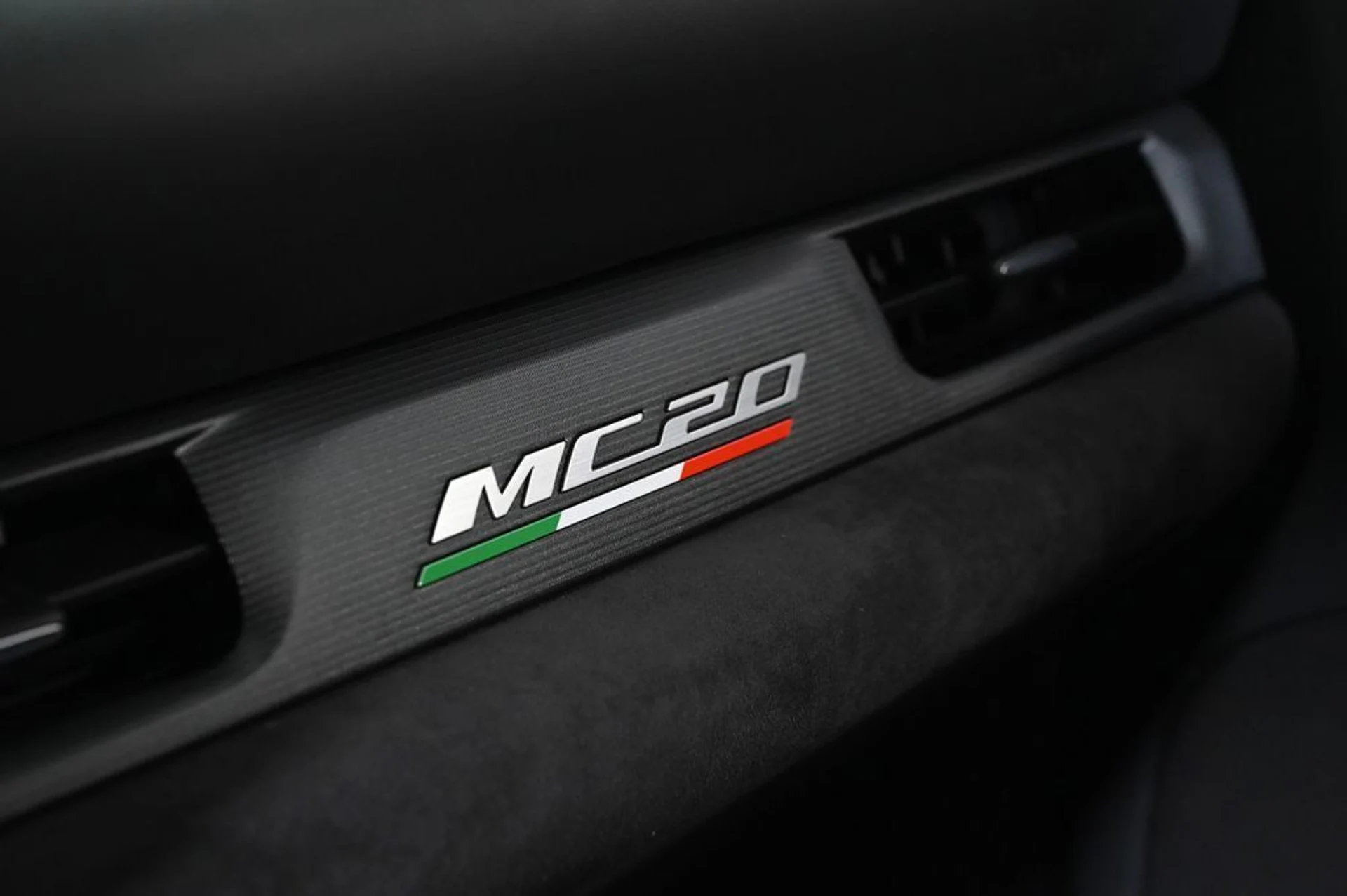 mph019_1357210131_used_2023_maserati_mc20_base_11350_22928498_19_1024_783784fc23