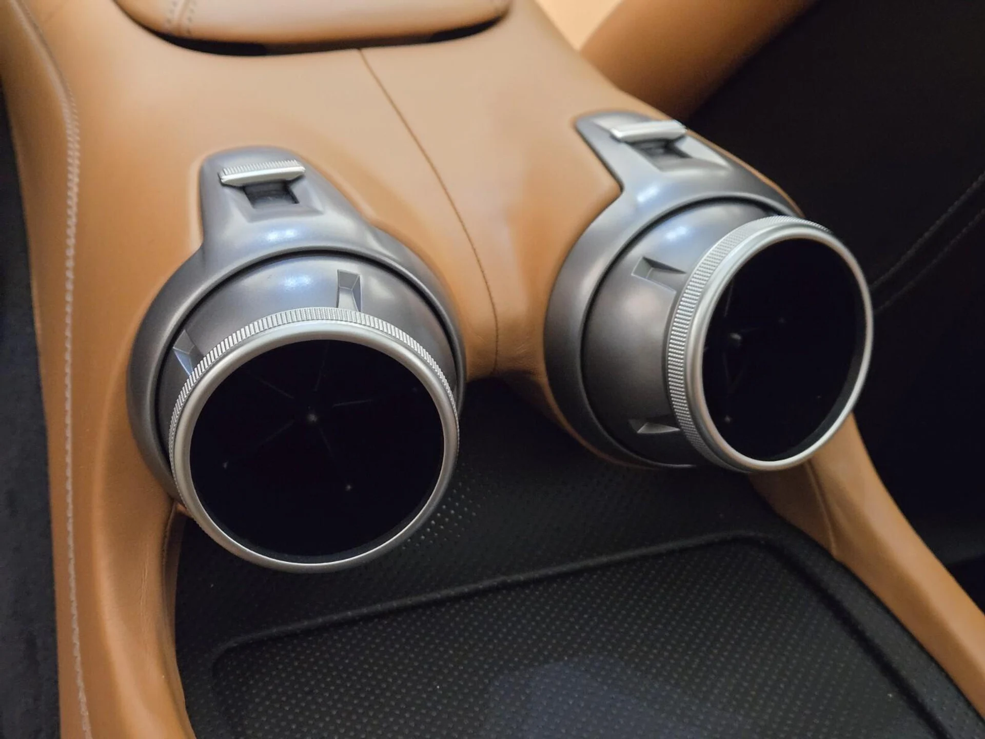 mph019_1401527010_Used_2017_Ferrari_GTC_4_Lusso_V12_1768977457_9cdc6634d8