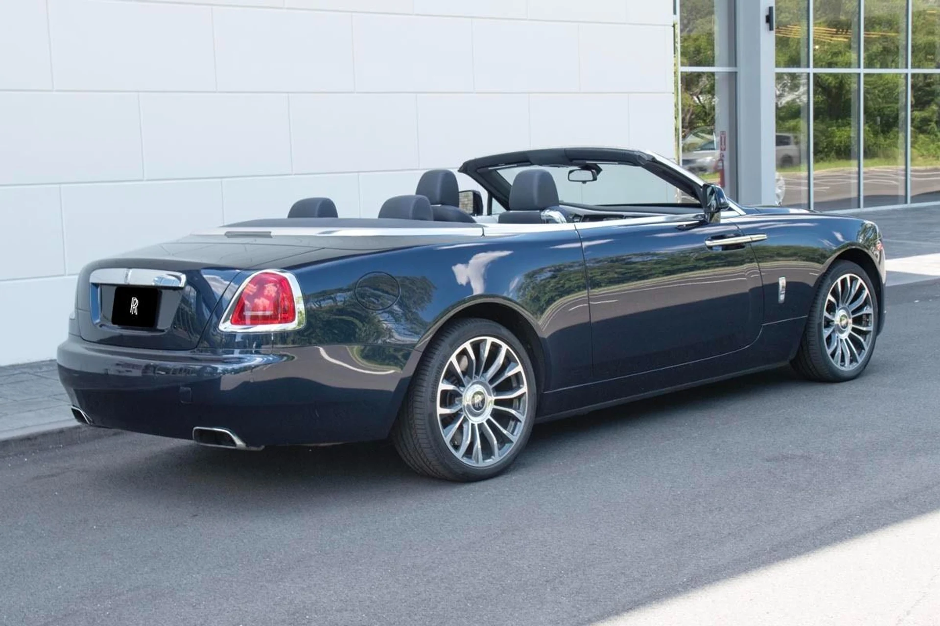 mph019_1511138930_Used_2018_Rolls_Royce_Dawn_1724424389_72ef02d5da