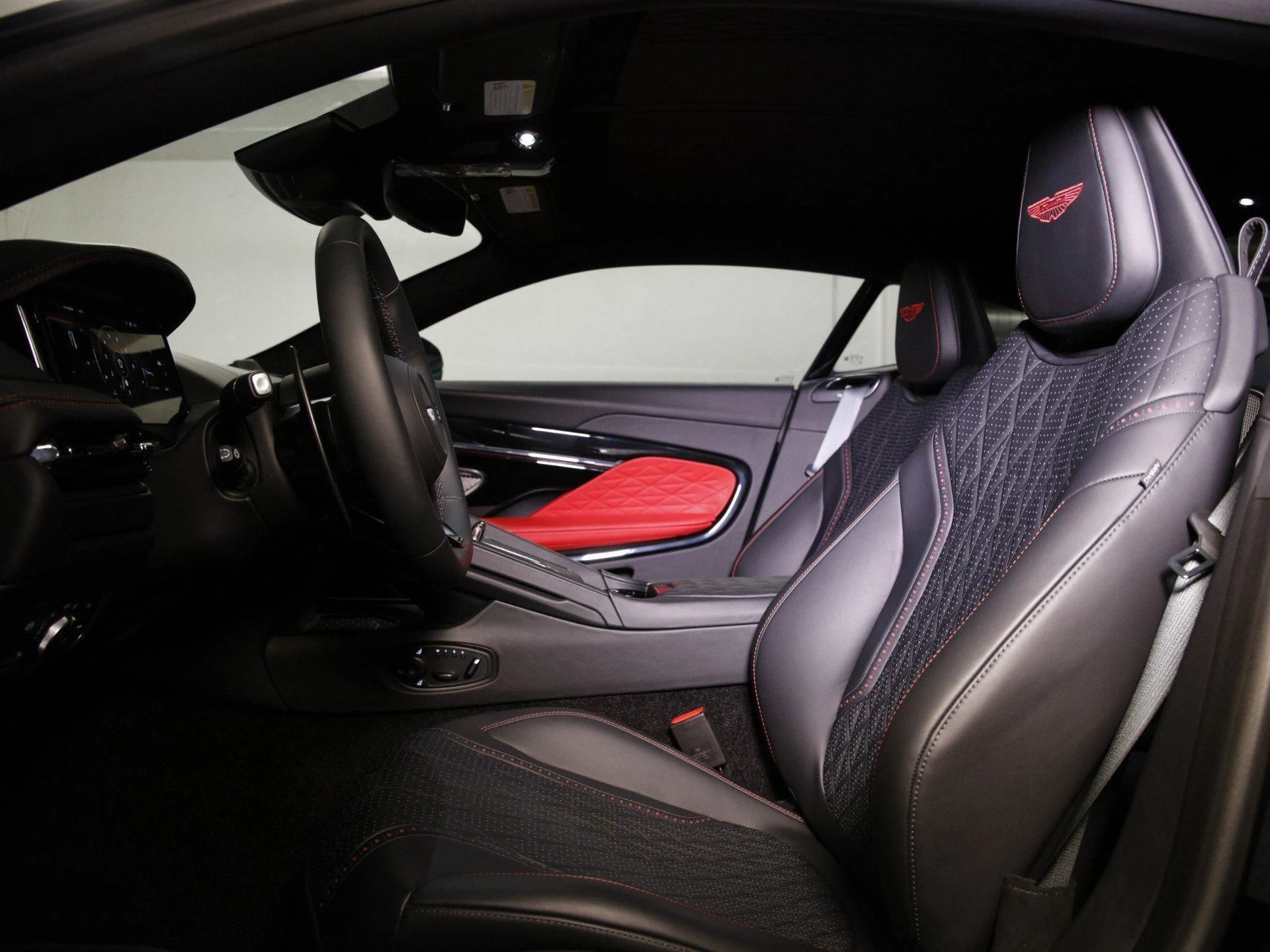 mph019_1513989902_Used_2024_Aston_Martin_DB_12_1758483136_a6416839ec