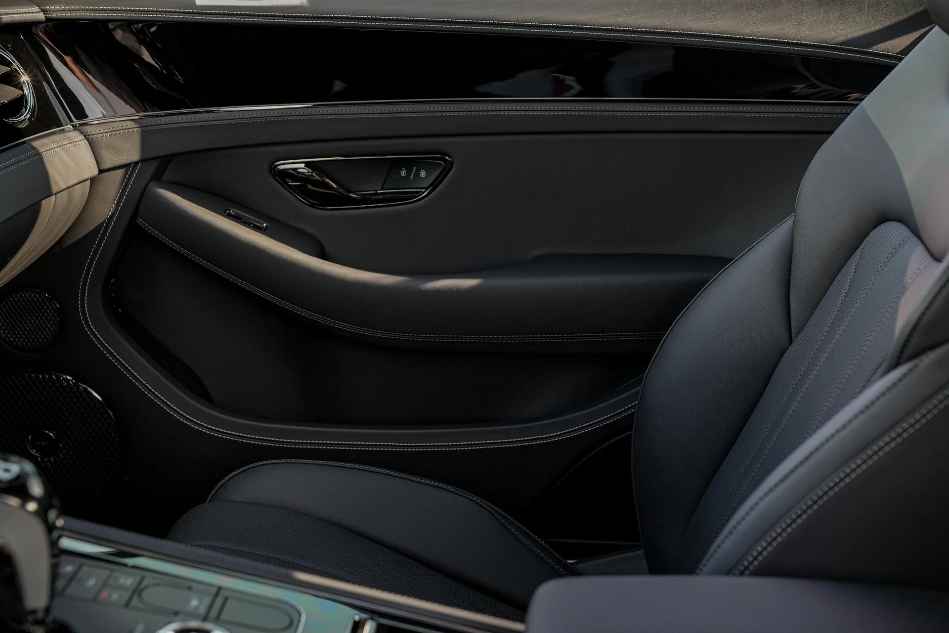mph019_1541395740_Hi_Tech_Luxury_Imports_LLC_SCBCP_2_ZG_5_TC_023736_image_19_baa1dd6d03