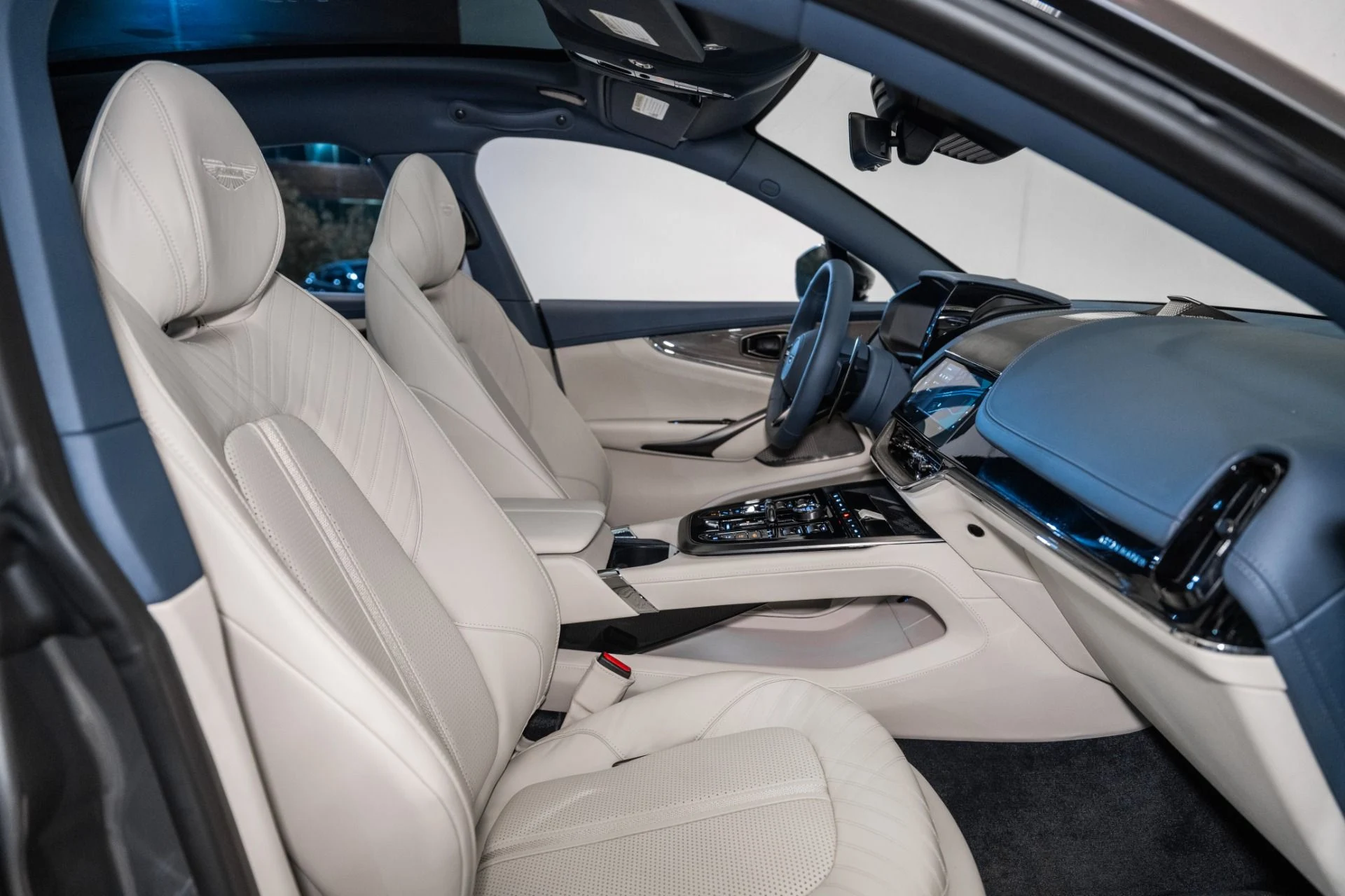 mph019_1579683641_Used_2025_Aston_Martin_DBX_707_1734711890_51608ea2f4