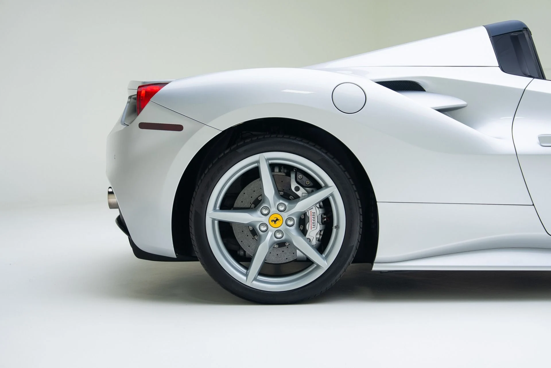 mph019_1607007074_Used_2017_Ferrari_488_Spider_1762375405_ba3ad54989