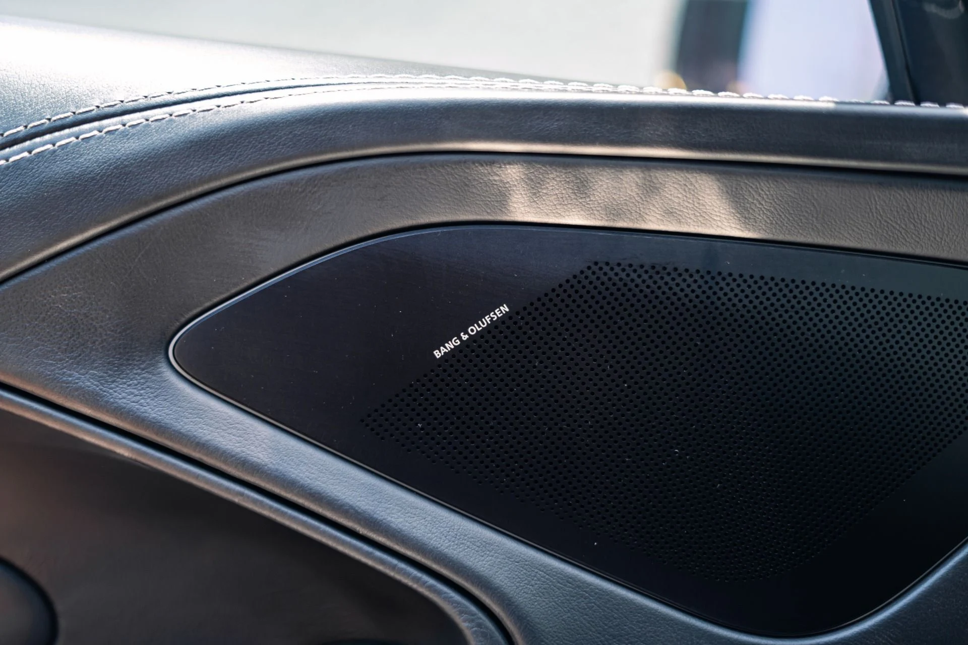 mph019_1645551903_Used_2014_Aston_Martin_Vanquish_Carbon_Exterior_Package_1782856406_9bcb632dc2