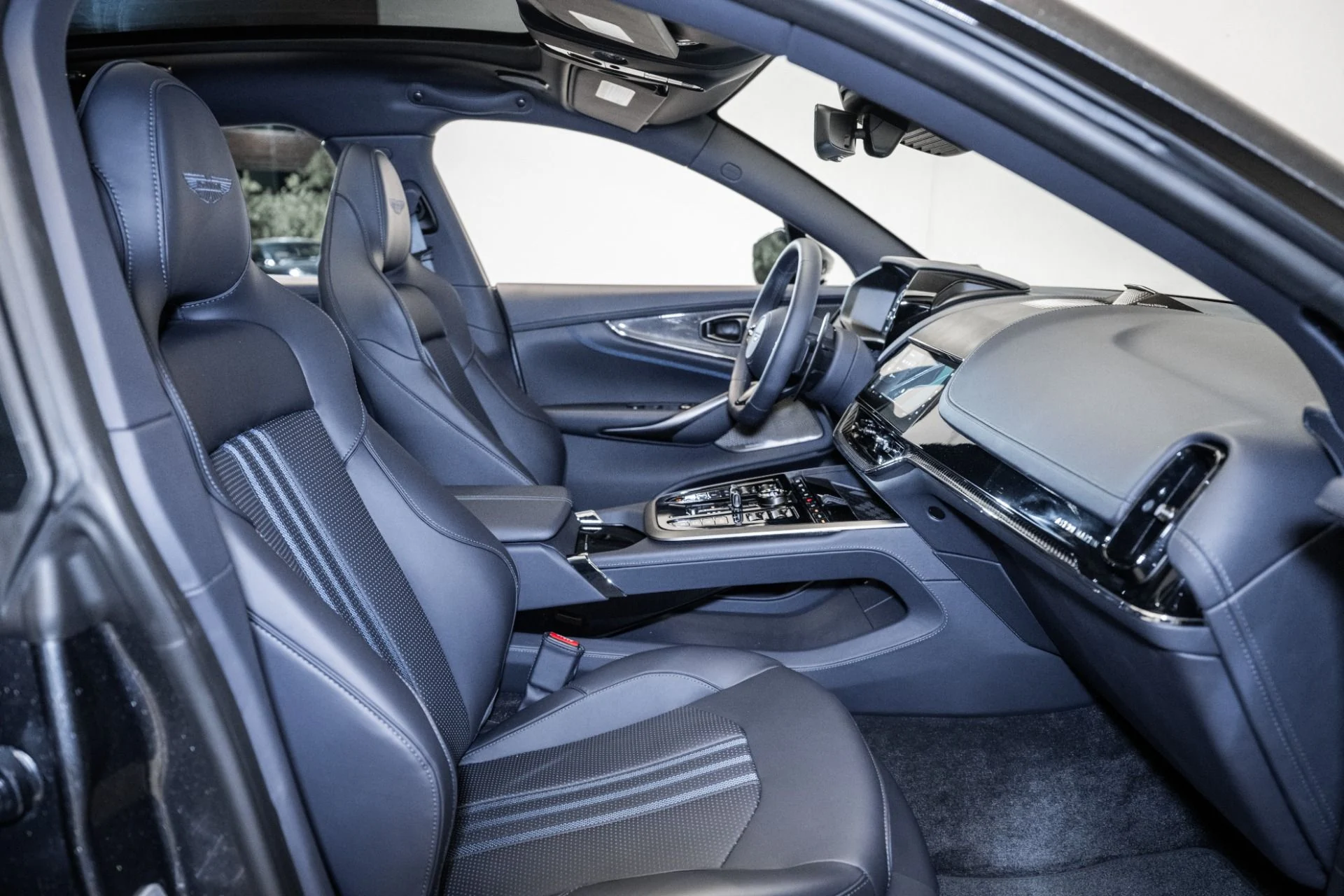 mph019_1654137257_Used_2025_Aston_Martin_DBX_707_1754709382_a60f823c88