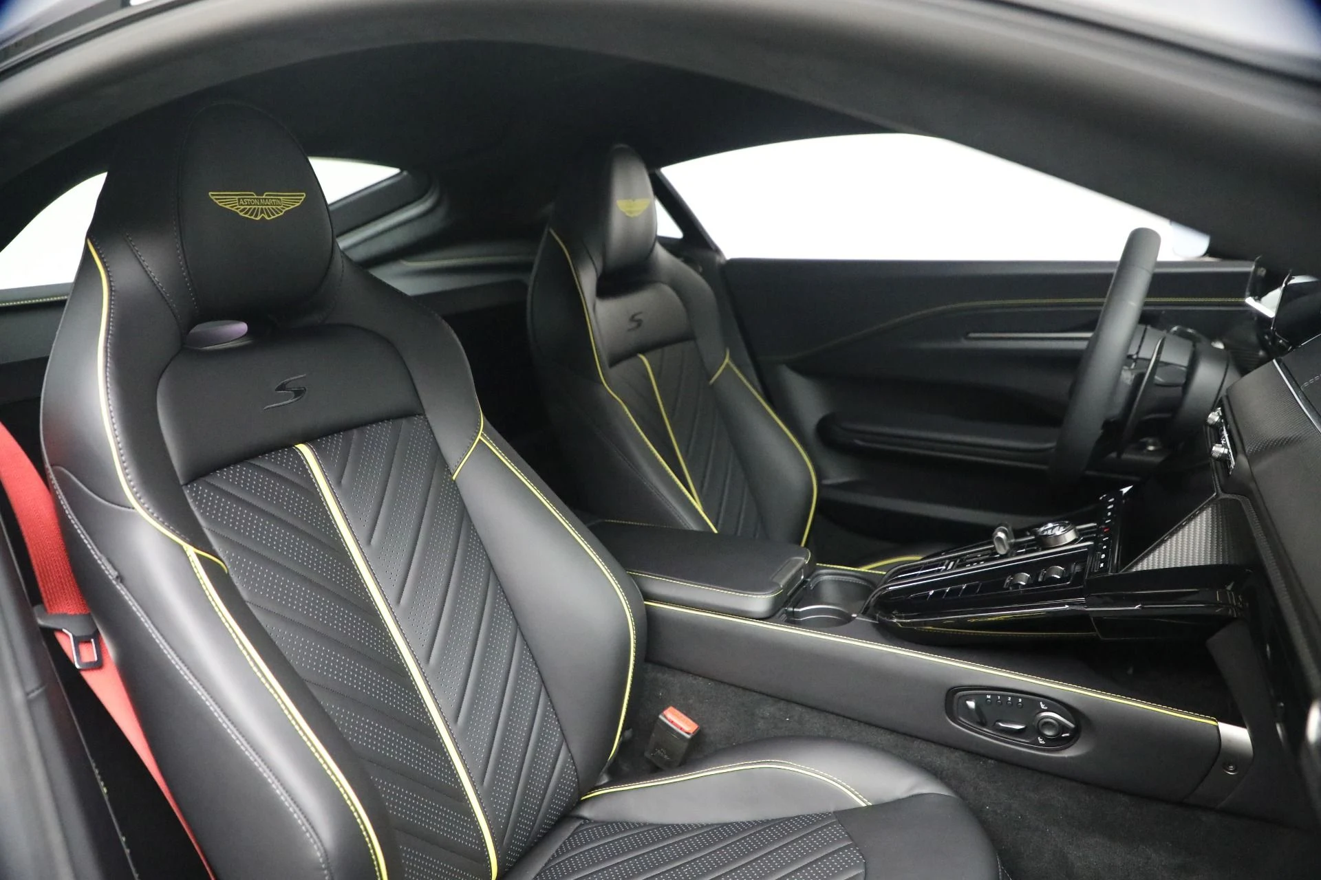 mph019_1771885549_New_2026_Aston_Martin_Vantage_S_1766181825_deaf19557f