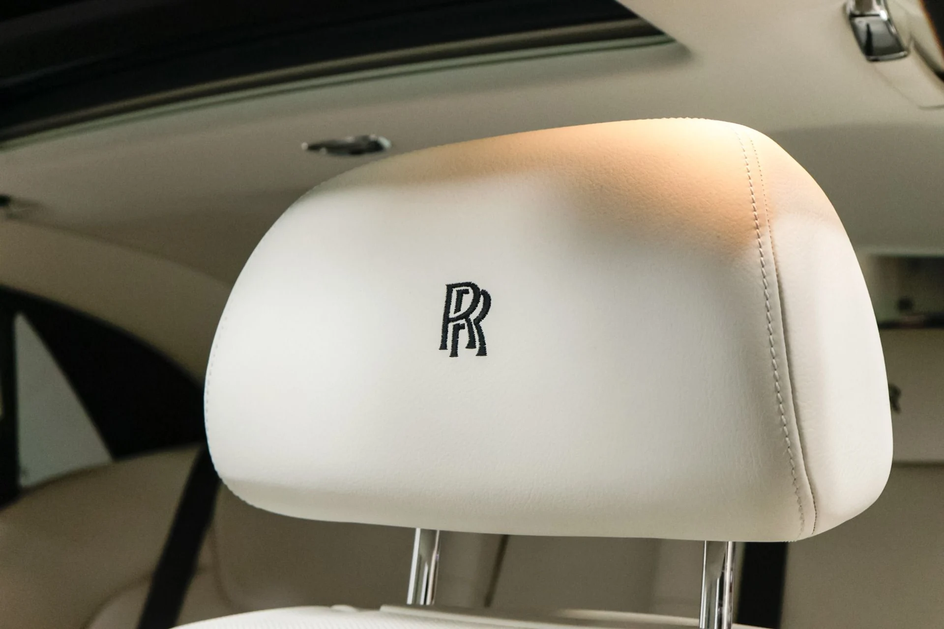 mph019_1808274880_Used_2015_Rolls_Royce_Ghost_Base_1760537897_bc769ef46d