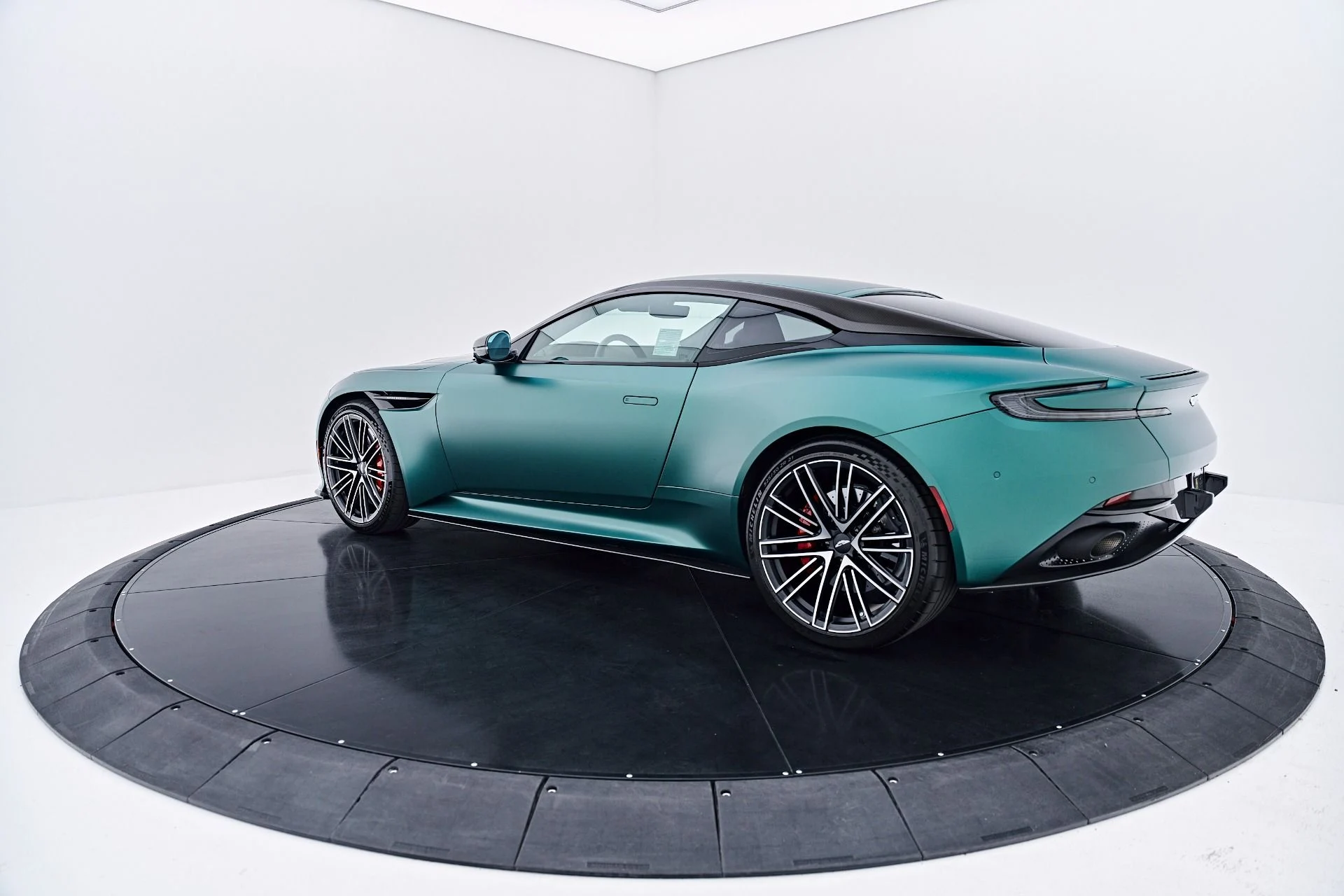 mph019_1810039955_Used_2024_Aston_Martin_DB_12_1784769369_c880f9c087