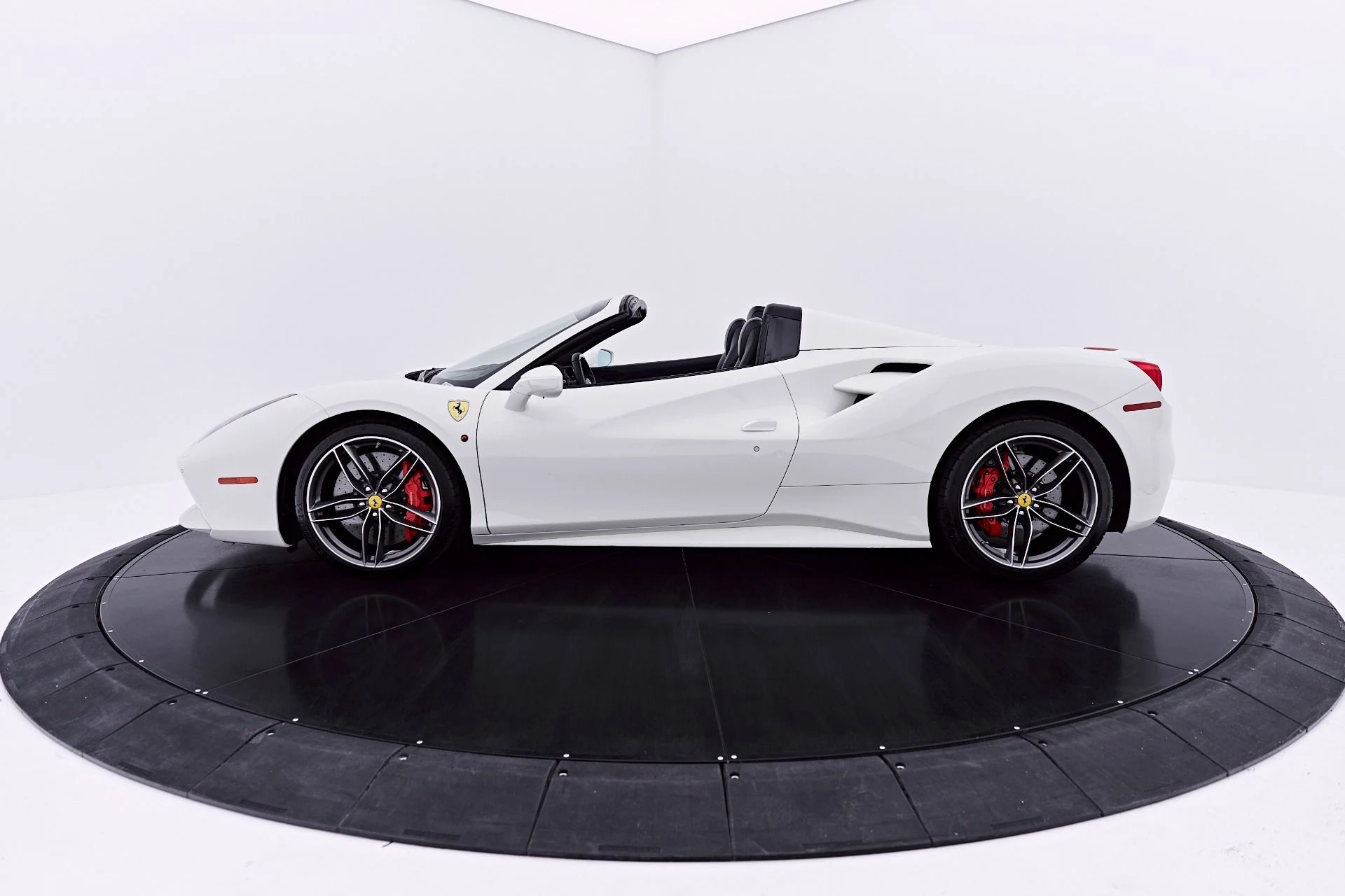 mph019_1813951892_Used_2019_Ferrari_488_Spider_Base_1782196624_491010062a