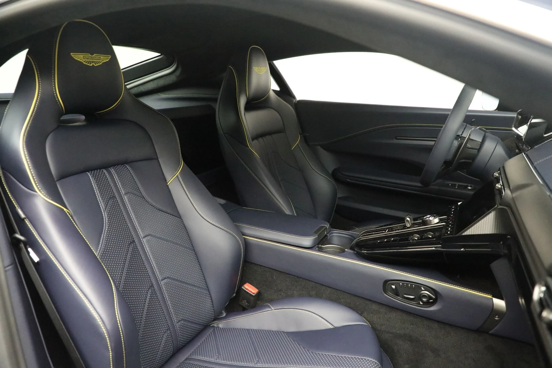 mph019_1817235393_New_2026_Aston_Martin_Vantage_4058f3b5cb