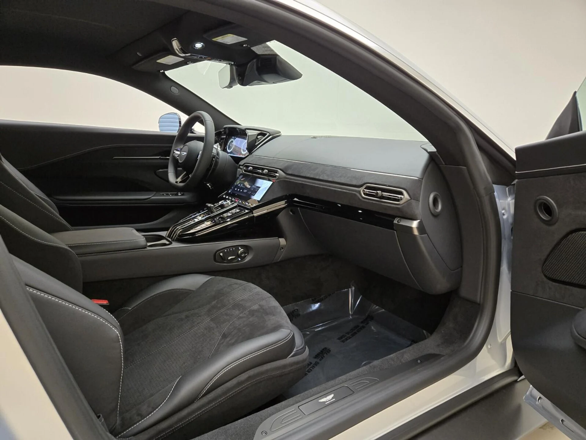 mph019_1853985857_New_2025_Aston_Martin_Vantage_1756012744_909c59f8f1