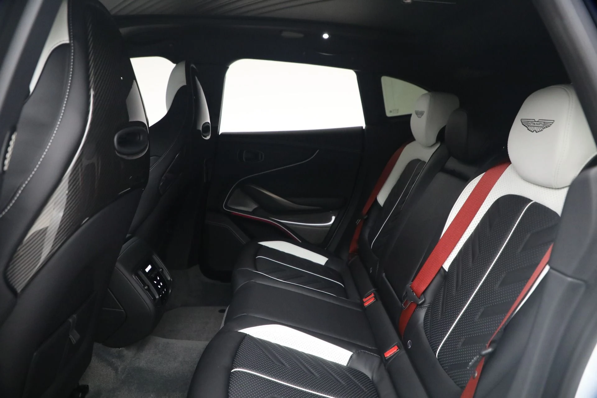 mph019_1855855714_New_2026_Aston_Martin_DBX_S_1779888036_7f20af3d5c