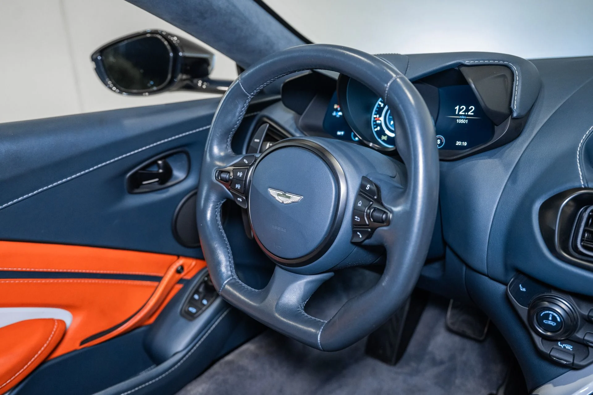 mph019_1864331336_Used_2019_Aston_Martin_Vantage_1790176598_5ffbbf3095