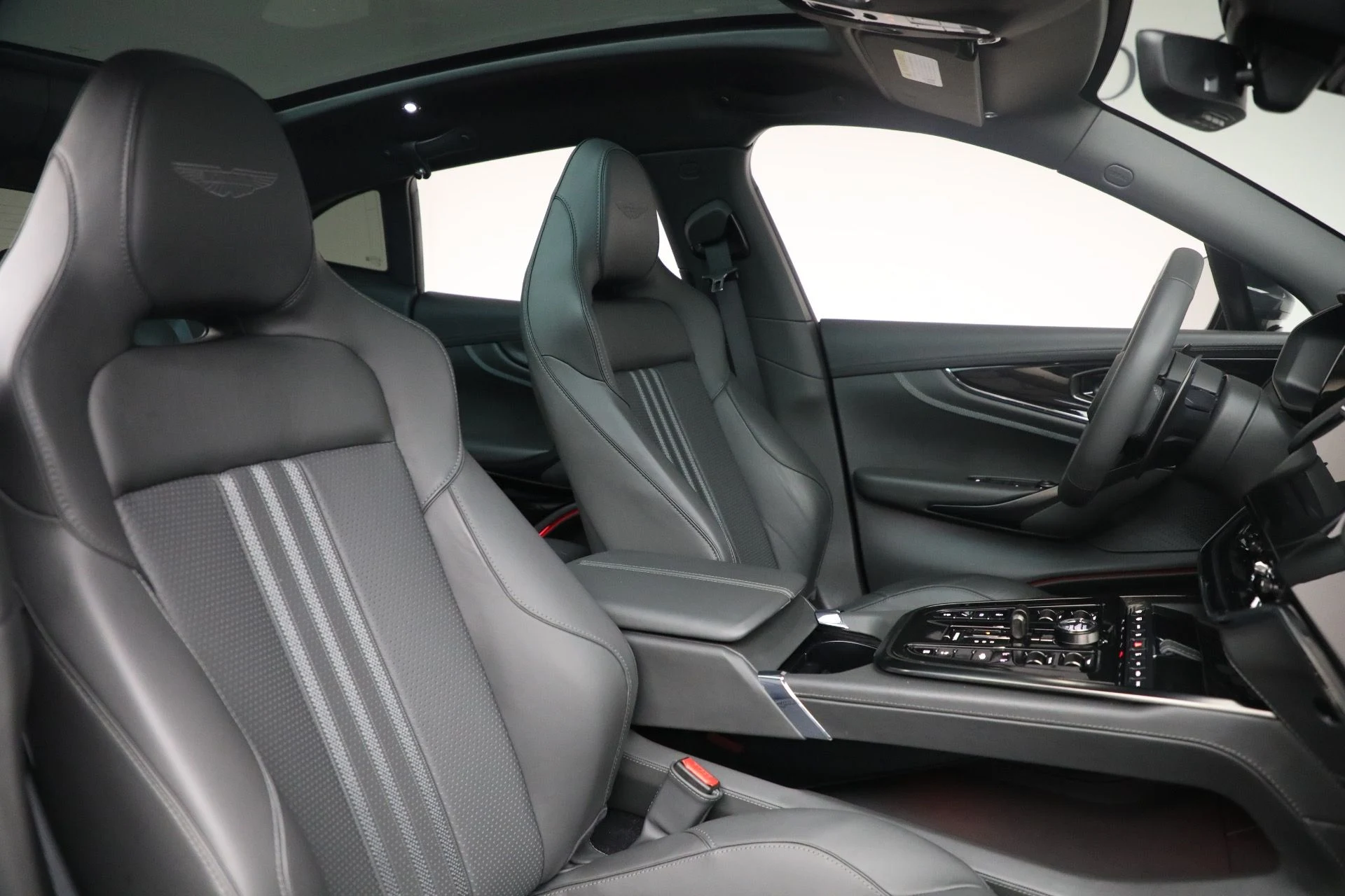 mph019_1889852717_New_2025_Aston_Martin_DBX_707_1762018439_2771216e7b