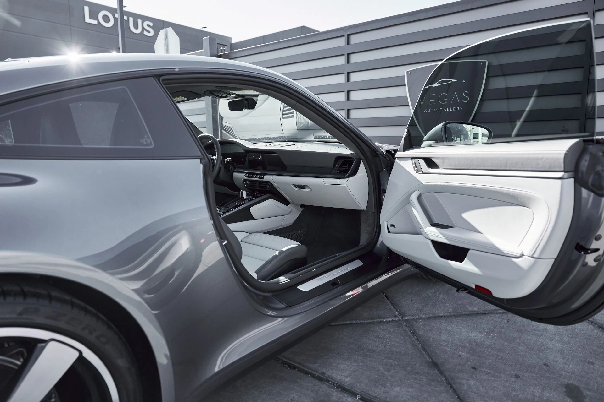 mph019_1900510703_Used_2025_Porsche_911_Carrera_1768012328_9869f0d471