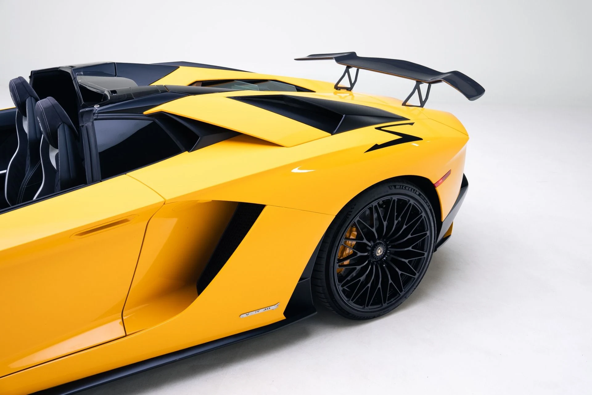 mph019_1922744082_Used_2018_Lamborghini_Aventador_Roadster_LP_740_4_S_1767990844_604e34b13d