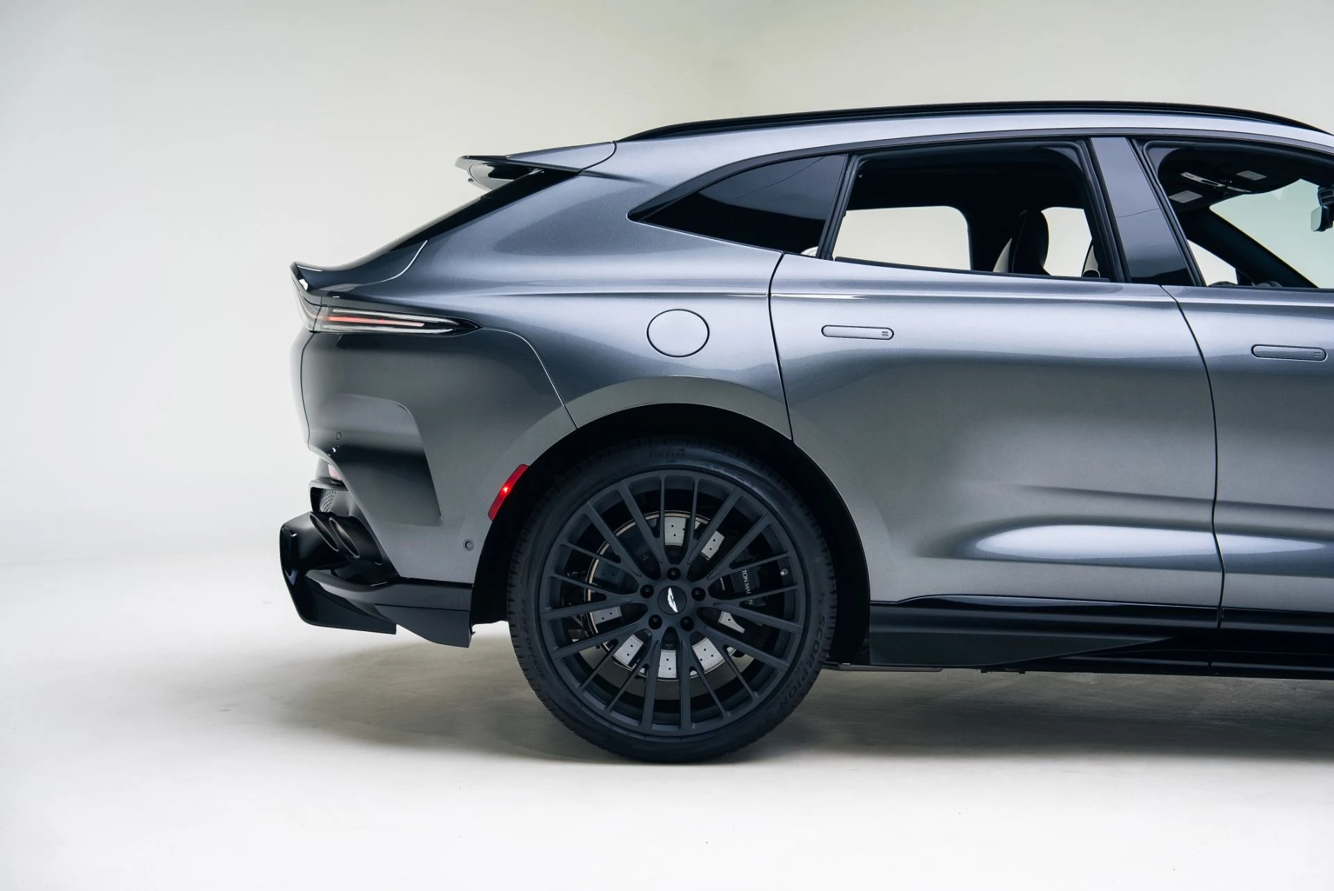 mph019_2002533549_Used_2023_Aston_Martin_DBX_707_1767147113_9a0105996f