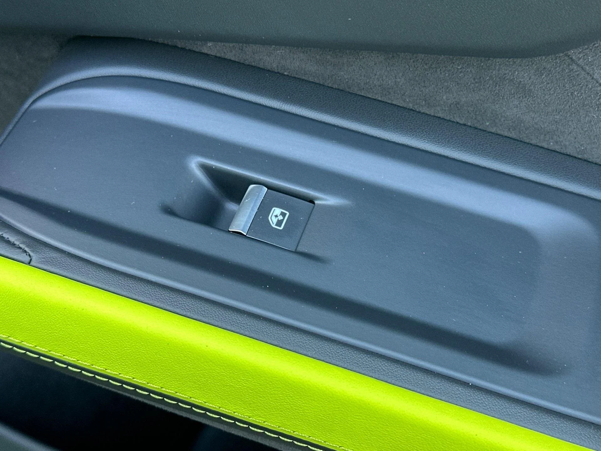 mph019_2005136113_New_2025_Lamborghini_Urus_SE_1762355305_5c5609aa04