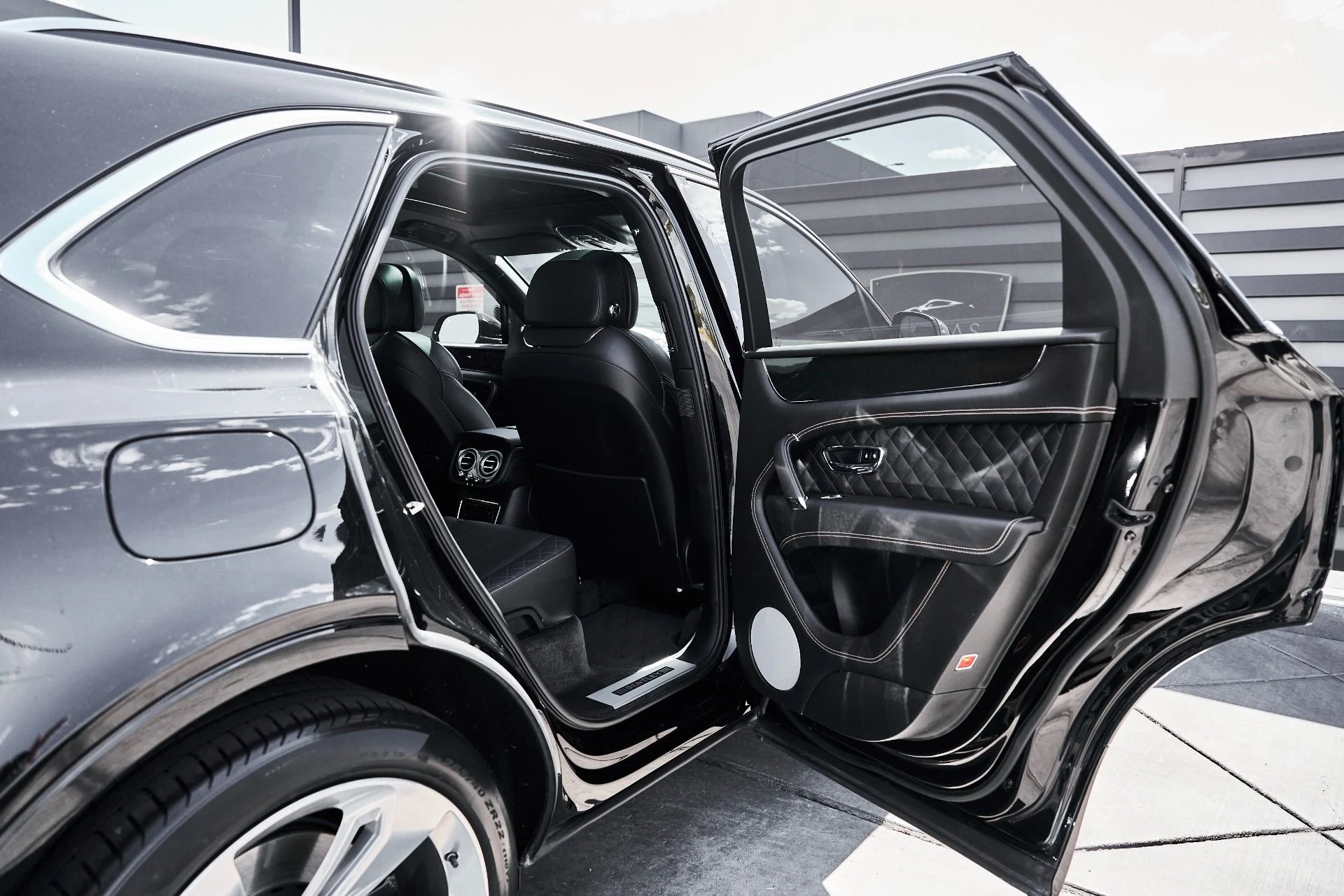 mph019_200594987_Used_2017_Bentley_Bentayga_W12_1781373075_0059933957