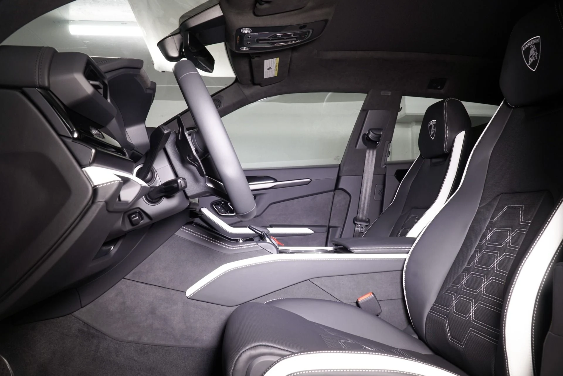 mph019_2007648921_New_2025_Lamborghini_Urus_SE_1760546731_507a8f656e