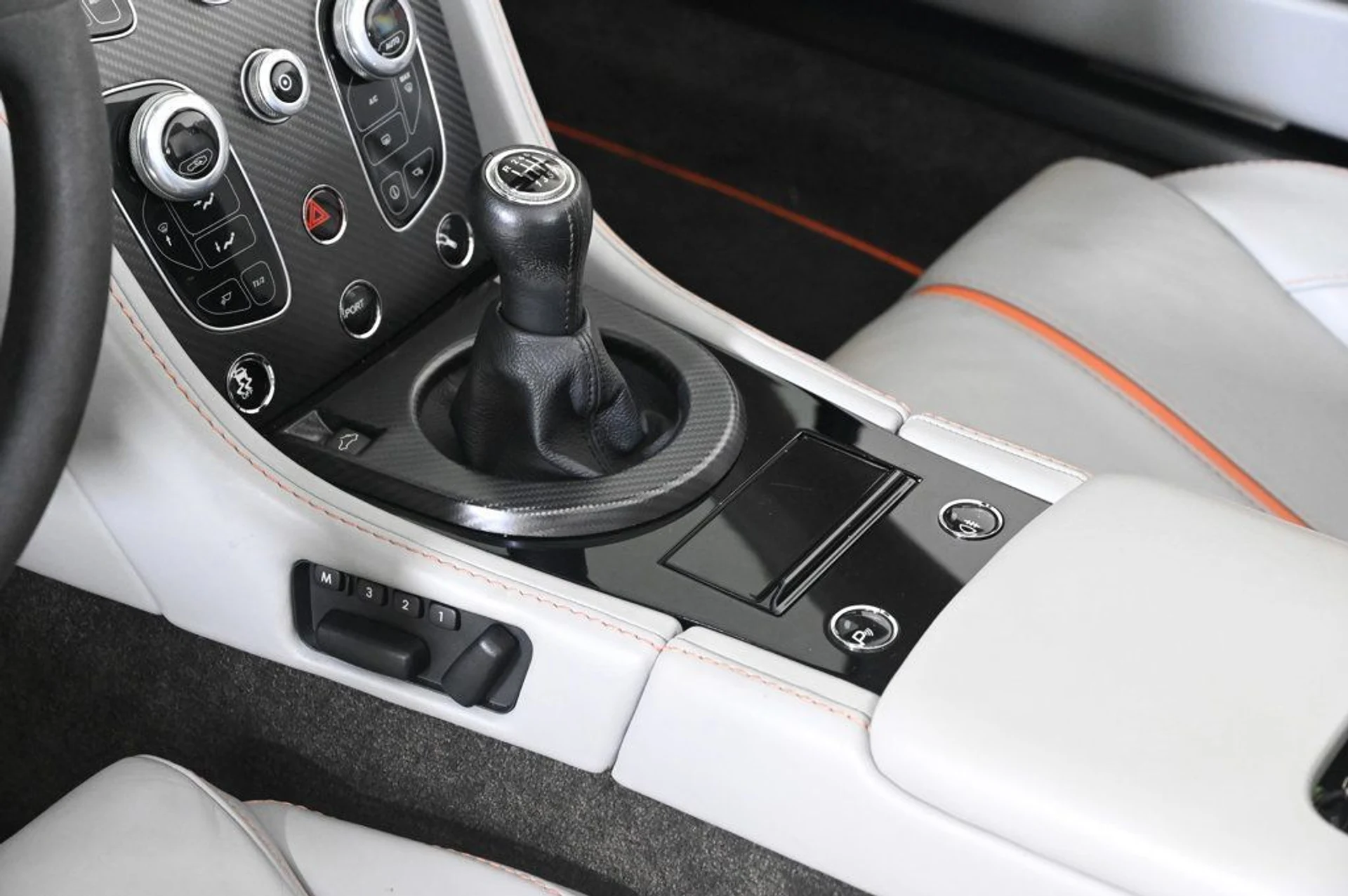 mph019_2041634520_used_2017_aston_martin_v12_vantage_s_11350_22970914_19_1024_2620a6f3b3