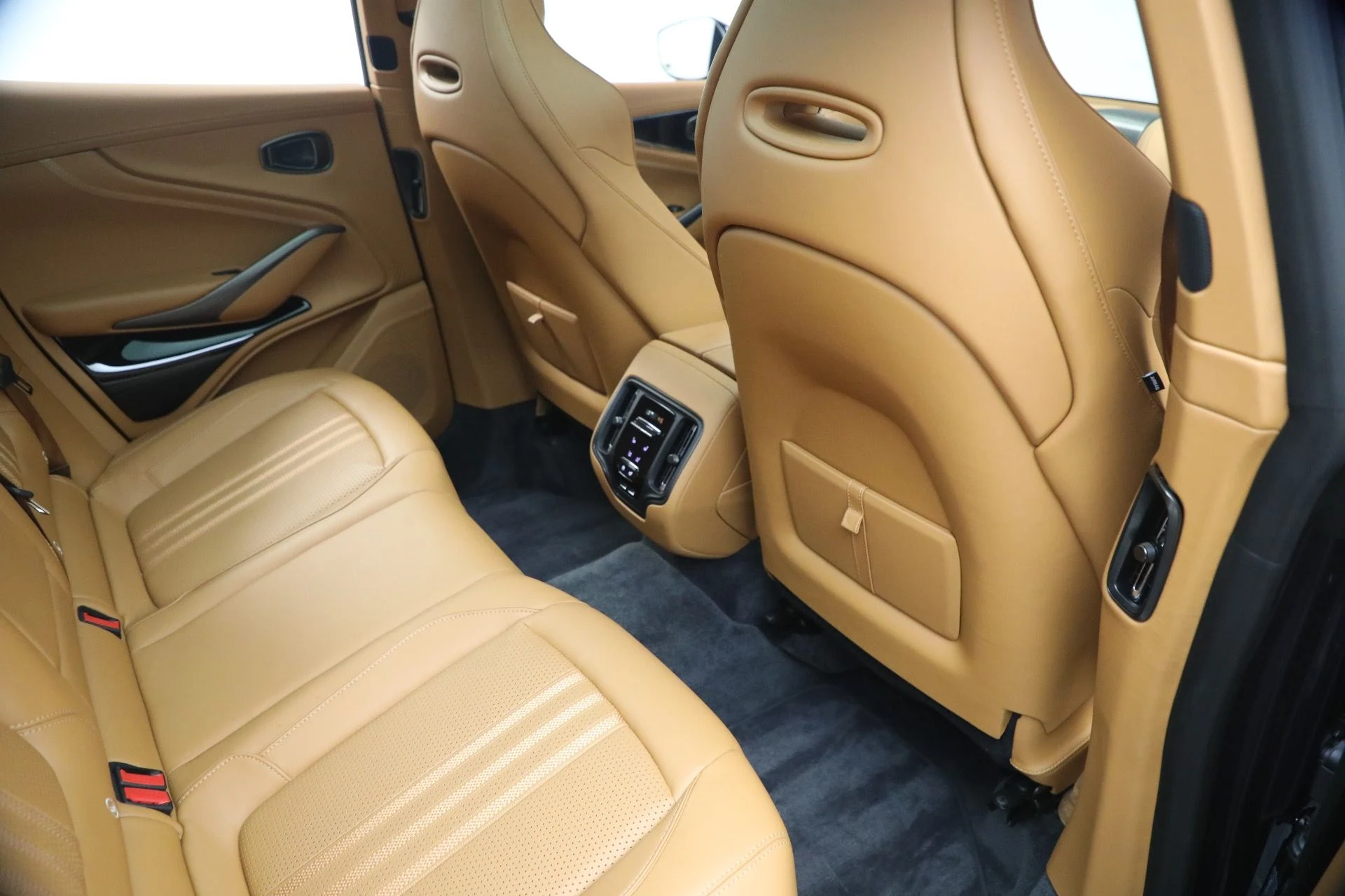 mph019_2045933770_Used_2026_Aston_Martin_DBX_707_1780937341_329550dabb