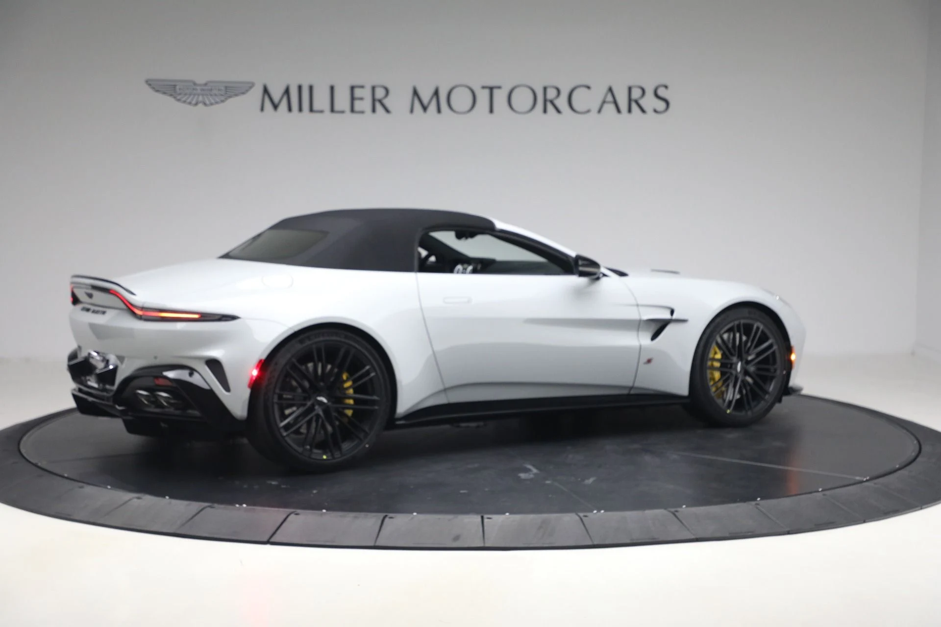 mph019_204826715_New_2026_Aston_Martin_Vantage_S_Roadster_1776800186_606f653bd5