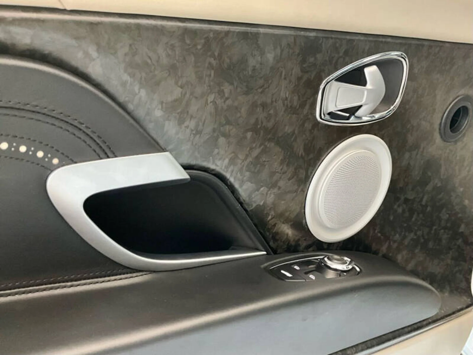 mph019_2051303233_2018_aston_martin_db11_v12_2dr_coupe_6743fe1bb4