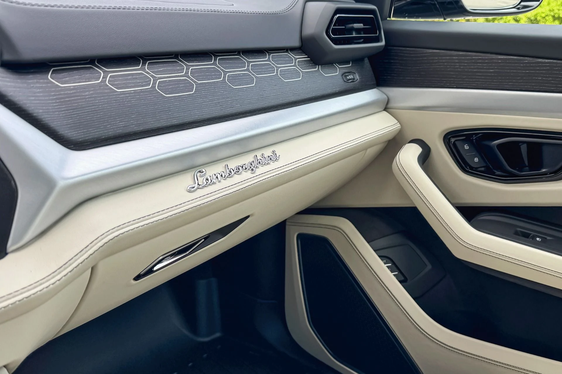 mph019_205770042_Used_2025_Lamborghini_Urus_SE_1764806143_bde8edffd4