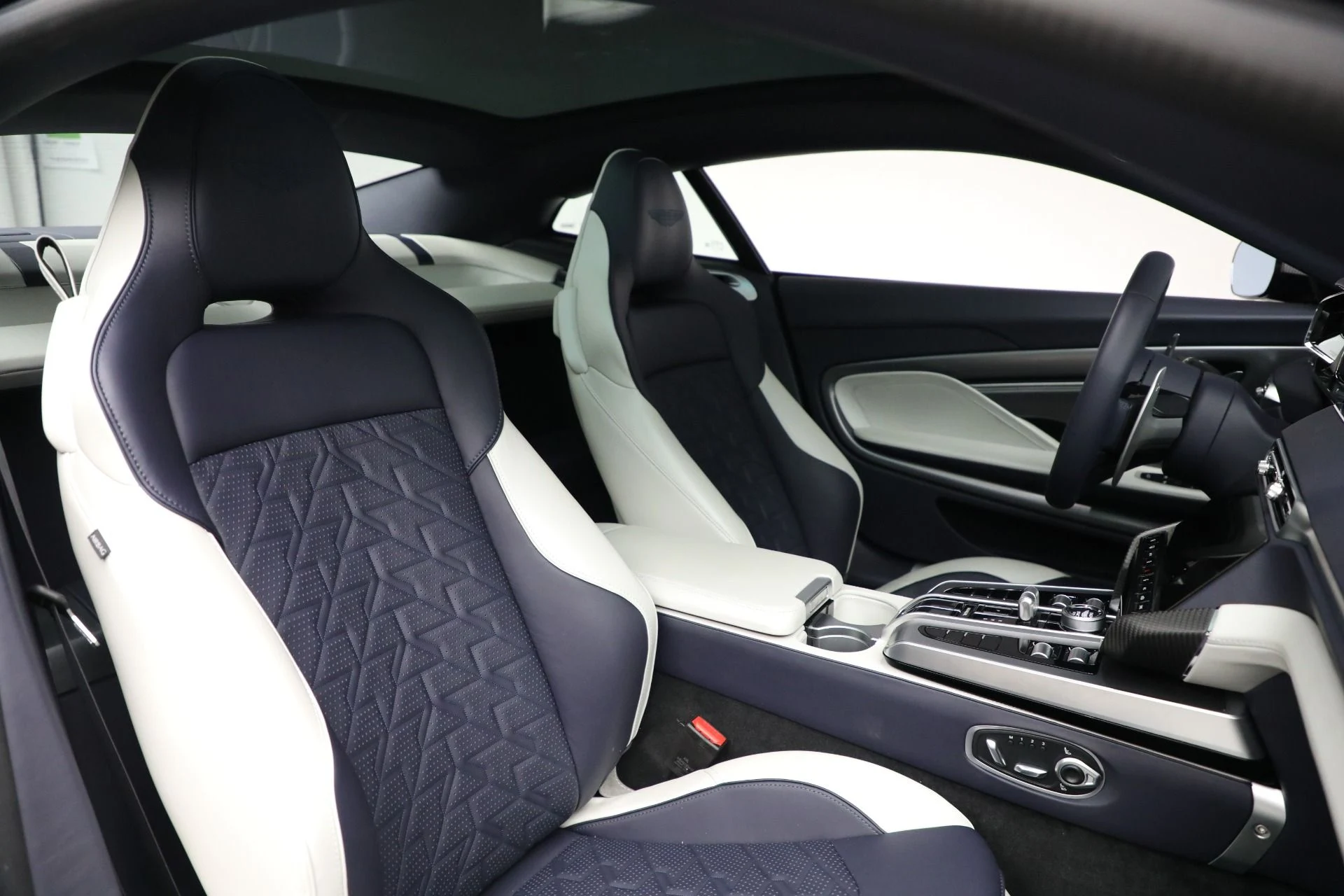 mph019_2084659910_New_2025_Aston_Martin_Vanquish_1735676879_cdd3092bb9