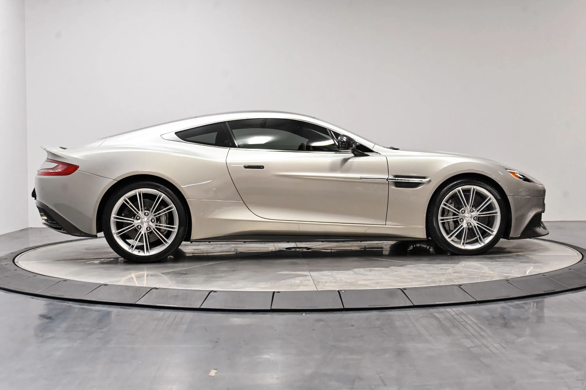 mph019_210023173_Used_2014_Aston_Martin_Vanquish_V12_1793299602_91a7c34fbe